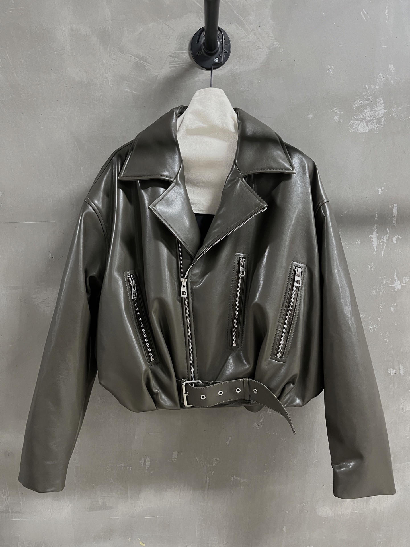 NO:660797,Introduction to Loewe | 2025 Autumn and Winter New Products This season’s best balloon suit item!  The style is versatile and fashionable!  - MATERIAL - Leather imported Turkish ultra-thin vegetable tanned lambskin, filled with cotton 90 white goose down size S-L19860909Loewe简介｜2025秋冬新品 本季度最佳气球服单品！版型不挑人百搭又时髦！ - MATERIAL 材质 - 皮面进口土耳其超薄植鞣小羊皮 填充物棉90白鹅绒 size Ｓ- L M码胸围150 衣长57肩宽59袖长57 price,罗意威-服装,loewe,loewe,sheepskin, ,Women's clothing