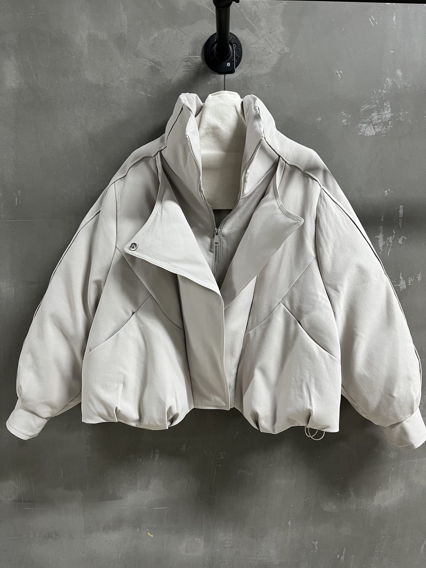 NO:660805,Introduction to Miu M*u | 2025 Autumn and Winter New Products This season’s best goose down jacket!  The style is versatile and fashionable!  Lining filled with white goose down - MATERIAL material - leather polyester size S- L M size bust 146 raglan sleeve length 71 clothing length 59, Miumiu-clothing, miumiu,  19860909Miu M*u简介｜2025秋冬新品 本季度最佳鹅绒服单品！版型不挑人百搭又时髦！内里填充白鹅绒 - MATERIAL 材质 - 皮面涤纶 size S- L M码胸围146 连肩袖长71 衣长59,缪缪-服装,miumiu, ,Women's clothing