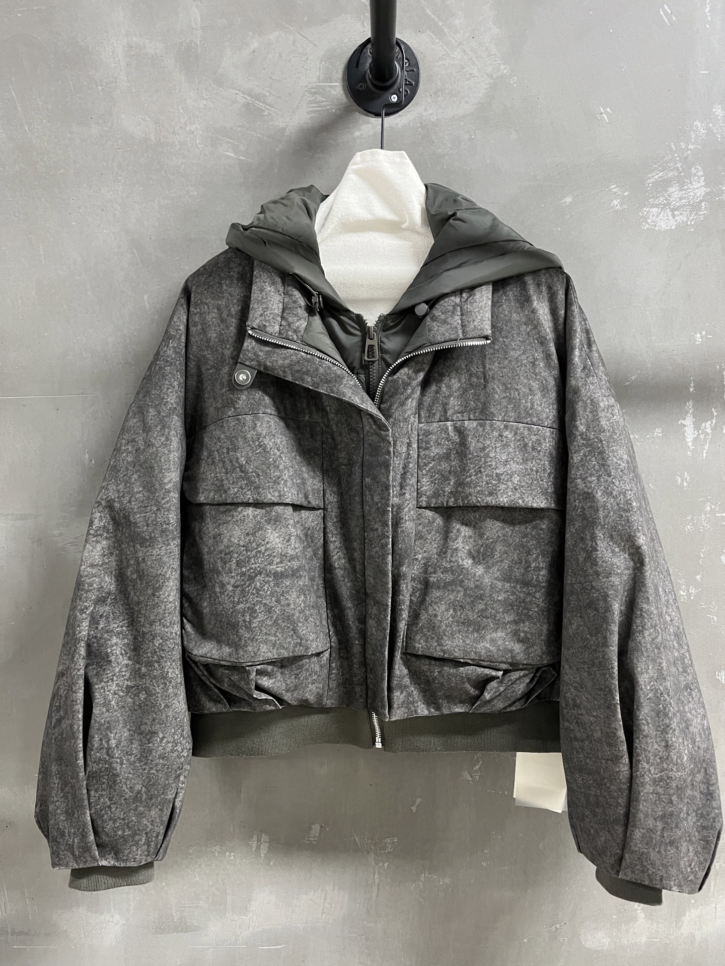 NO:661582,BC Introduction｜2025 New Autumn Clothing Products This season’s best goose down jacket items!  Classic old money style design, loose fit, versatile and fashionable!  - MATERIAL Material - Leather surface 50 acrylic 22 nylon 28PBT filling 90 white goose down sizeS- M M size bust 124 shoulder width 67 length 56 sleeve length 49 price, women's clothing,  19860909BC简介｜2025秋装新品 本季度最佳鹅绒服单品！经典老钱风设计 宽松版型不挑人百搭又时髦！ - MATERIAL 材质 - 皮面50晴纶22锦纶28PBT 填充物90白鹅绒 sizeS- M M码胸围124 肩宽67 衣长56 袖长49 price,女装, ,Women's clothing