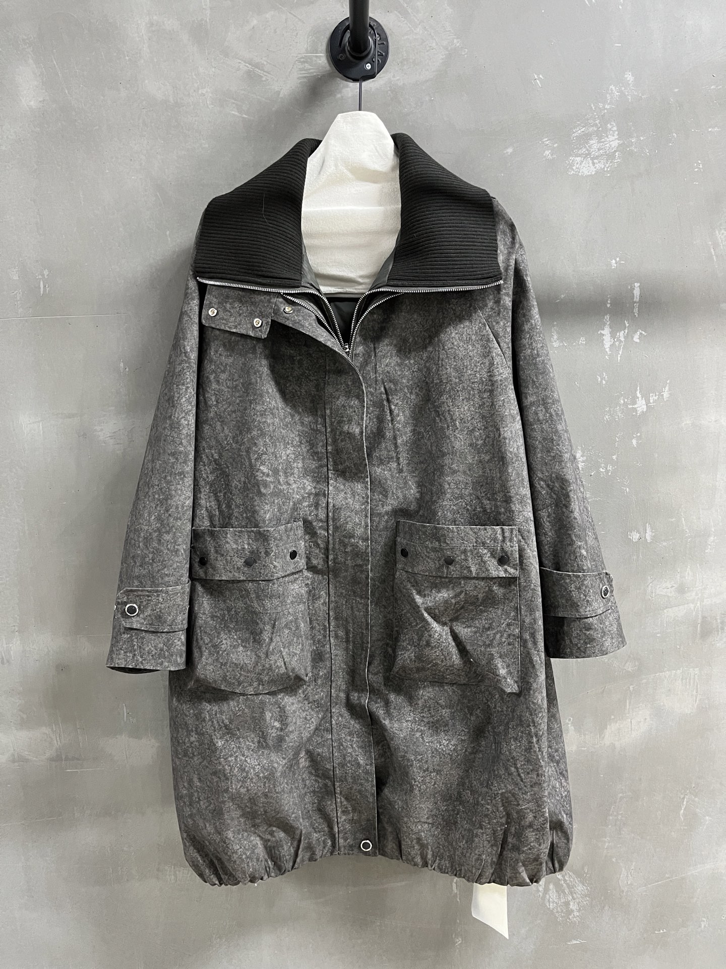 NO:661586,BC Introduction｜2025 New Autumn Clothing Products This season’s best goose down jacket items!  Classic old money style design, loose fit, versatile and fashionable!  - MATERIAL Material - Leather surface 50 acrylic 22 nylon 28PBT filling 90 white goose down sizeS- M M size bust 144 raglan sleeve length 72 clothing length 98 price, women's clothing,  19860909BC简介｜2025秋装新品 本季度最佳鹅绒服单品！经典老钱风设计 宽松版型不挑人百搭又时髦！ - MATERIAL 材质 - 皮面50晴纶22锦纶28PBT 填充物90白鹅绒 sizeS- M M码胸围144 连肩袖长72 衣长98 price,女装, ,Women's clothing