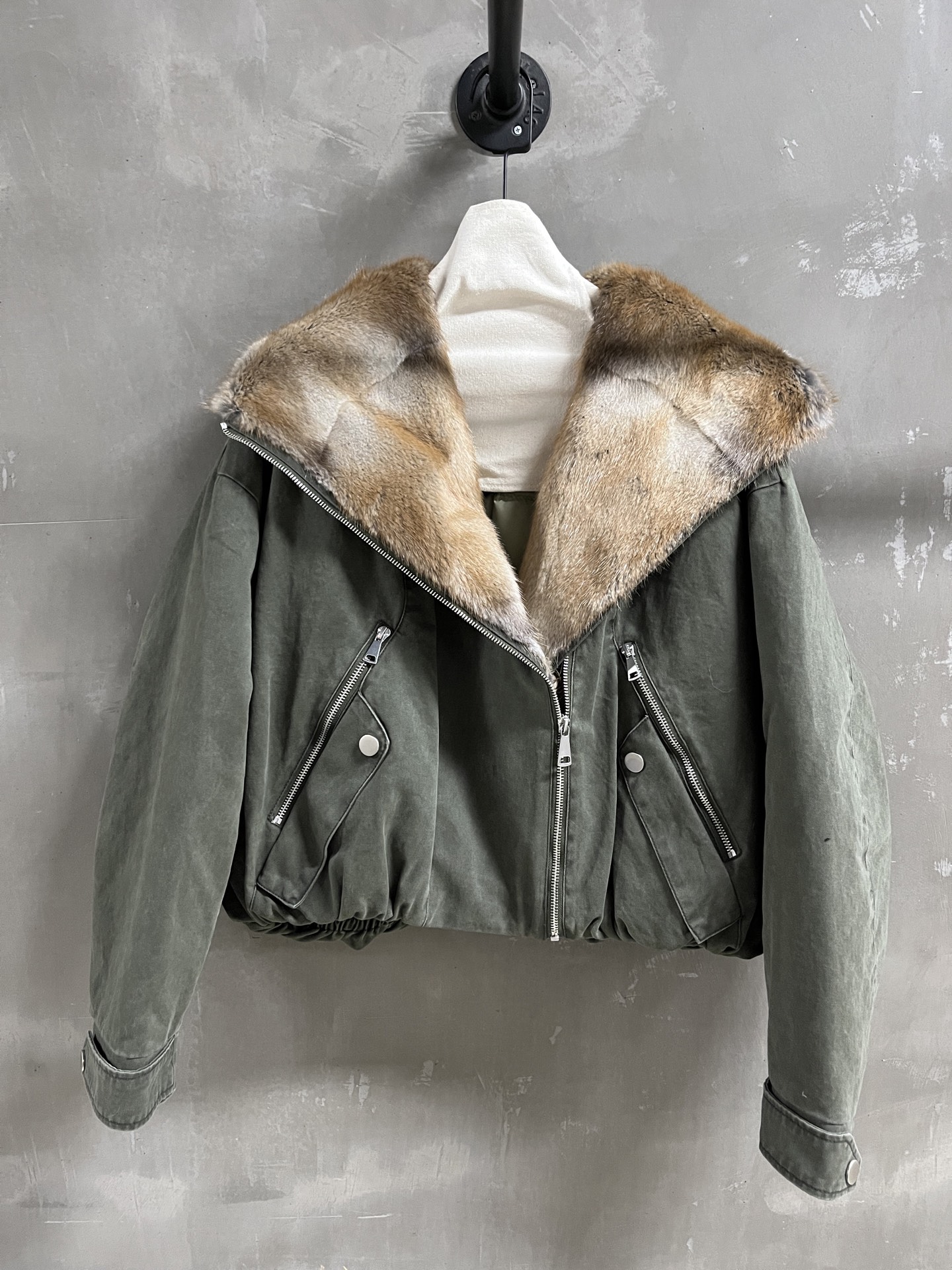 NO:662471,Introduction to Prada｜New Products for Autumn and Winter 2025 This season’s best goose down jacket item!  The style is versatile and fashionable!  - MATERIAL Material - Leather cotton green mink size S-L M size bust 146 length 55 raglan sleeve length 76 price, Prada-clothing, prada, prada,  19860909Prada简介｜2025秋冬新品 本季度最佳鹅绒服单品！版型不挑人百搭又时髦！ - MATERIAL 材质 - 皮面棉青根貂 size Ｓ- L M码胸围146 衣长55 连肩袖长76 price,普拉达-服装,prada,prada, ,Women's clothing