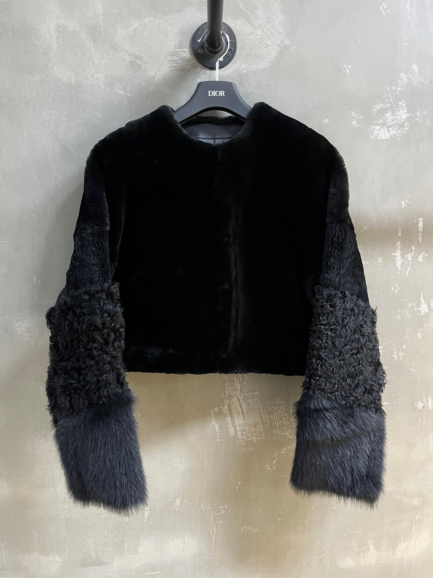 NO:676698,Introduction to Christian D*or | 2025 Autumn and Winter New Products This season’s best fur all-in-one product!  The style is versatile and fashionable!  - MATERIAL - Leather imported merino wool and fur all in one size S-19860909Christian D*or简介｜2025秋冬新品 本季度最佳皮毛一体单品！版型不挑人百搭又时髦！ - MATERIAL 材质 - 皮面进口美利奴羊毛皮毛一体 size Ｓ- XL M码胸围104衣长46肩宽64袖长47,迪奥-服装,dior,,Women's clothing
