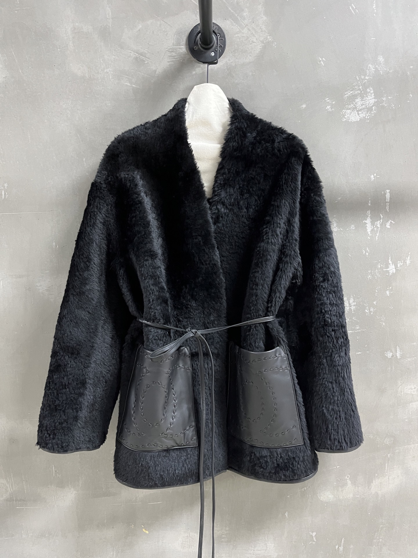 NO:676701,Introduction to Chan*l | 2025 Autumn and Winter New Products The best outerwear item of this season!  Classic Chanel design, easy-to-match style, versatile and fashionable!  - MATERIAL - Leather imported Lagon wool and fur all in one size S-L19860909Chan*l简介｜2025秋冬新品 本季度最佳外套单品！经典香奈儿设计 版型不挑人百搭又时髦！ - MATERIAL 材质 - 皮面进口拉贡羊毛皮毛一体 size Ｓ- L M码胸围120 衣长76 肩宽55袖长57,香奈儿-服装,chanel,chanel,jackets & coats,,Women's clothing