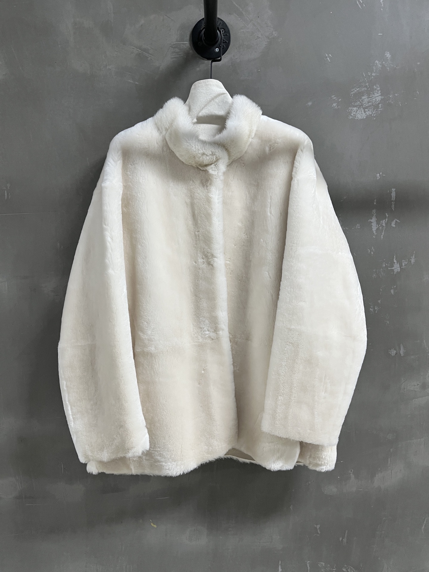 NO:677089,Introduction to Christian D*or | 2025 Autumn and Winter New Products This season’s best fur all-in-one product!  The style is versatile and fashionable!  - MATERIAL - Leather imported merino wool integrated mink collar size S-19860909Christian D*or简介｜2025秋冬新品 本季度最佳皮毛一体单品！版型不挑人百搭又时髦！ - MATERIAL 材质 - 皮面进口美利奴羊毛皮毛一体水貂领 size Ｓ- XL M码胸围120 衣长75 肩宽55 袖长53,迪奥-服装,dior,,Women's clothing