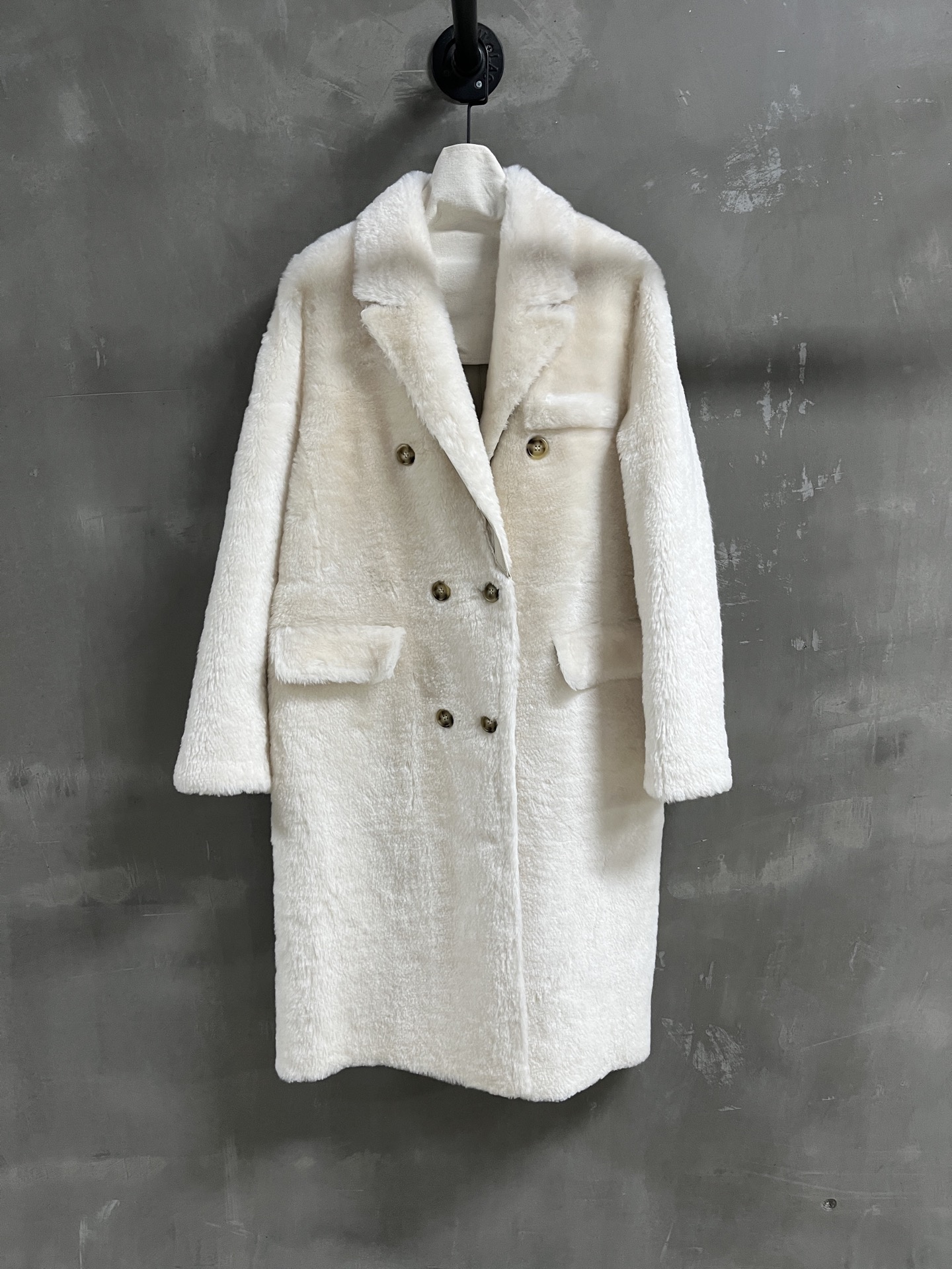 NO:677096,Introduction to Christian D*or | 2025 Autumn and Winter New Products This season’s best fur all-in-one product!  The style is versatile and fashionable!  - MATERIAL Material - Leather surface imported ultra-thin merino wool fur one piece size S-19860909Christian D*or简介｜2025秋冬新品 本季度最佳皮毛一体单品！版型不挑人百搭又时髦！ - MATERIAL 材质 - 皮面进口超薄美利奴羊毛皮毛一体 size Ｓ- XL M码胸围108 衣长105 肩宽43 袖长61,迪奥-服装,dior,,Women's clothing