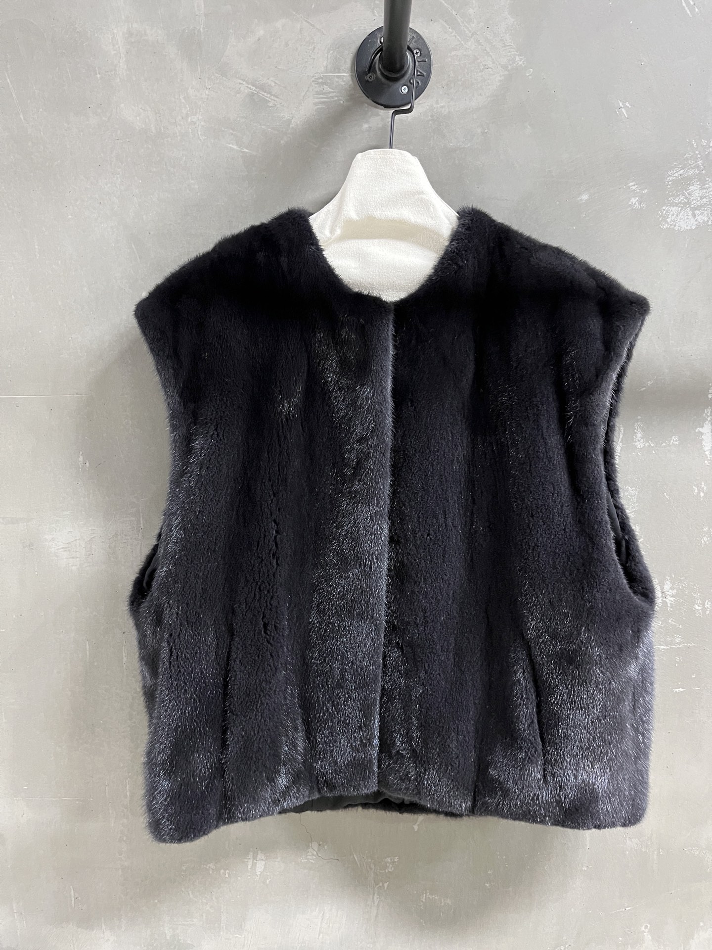 NO:677102,Introduction to Miu Miu｜2025 new winter clothing products This season’s best mink vest item!  The design is simple and elegant, and the style is versatile and fashionable!  - MATERIAL - Leather imported crown velvet mink size one size fits all M size bust 122 shoulder width 57 length 64, Miu Miu-clothing, miumiu,19860909Miu Miu简介｜2025冬装新品 本季度最佳水貂马甲单品！设计简约腔调十足 版型不挑人百搭又时髦！ - MATERIAL 材质 - 皮面进口皇冠天鹅绒水貂 size均码 M码胸围122 肩宽57 衣长64,缪缪-服装,miumiu,,Women's clothing