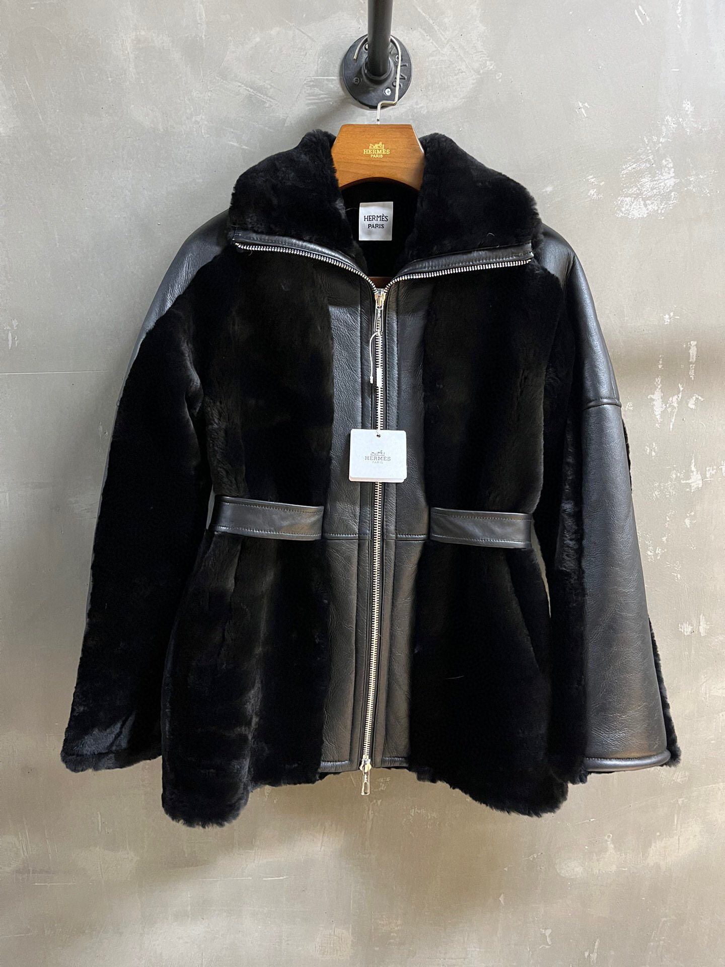 NO:677291,Introduction to Hermes | 2025 Autumn and Winter New Products This season’s best fur all-in-one product!  The style is versatile and fashionable!  - MATERIAL - Leather imported merino wool and fur all in one size S-19860909Hermes简介｜2025秋冬新品 本季度最佳皮毛一体单品！版型不挑人百搭又时髦！ - MATERIAL 材质 - 皮面进口美利奴羊毛皮毛一体 size Ｓ- XL M码胸围114衣长72连肩袖74 price,爱马仕-服装,hermes,hermes,,Women's clothing