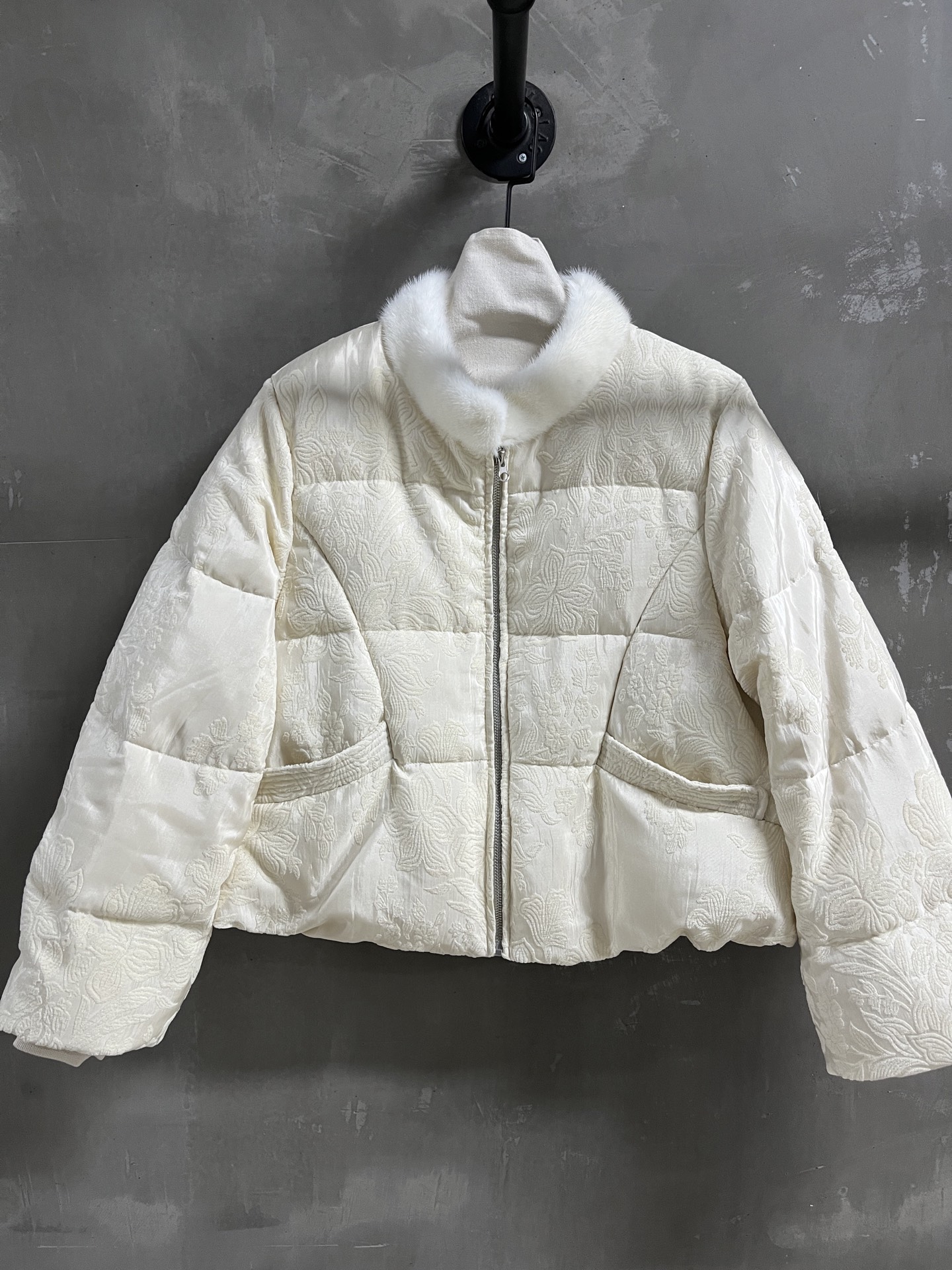 NO:677249,Introduction to Christian D*or | 2025 Autumn and Winter New Products This season’s best goose down jacket!  The style is versatile and fashionable!  - MATERIAL Material - Leather 40 rayon 60 chenille plush mink collar size M-19860909Christian D*or简介｜2025秋冬新品 本季度最佳鹅绒服单品！版型不挑人百搭又时髦！ - MATERIAL 材质 - 皮面40人丝 60雪尼尔毛绒水貂领 size M- XL M码胸围124 衣长57 肩宽42 袖长62 price,迪奥-服装,dior,,Women's clothing