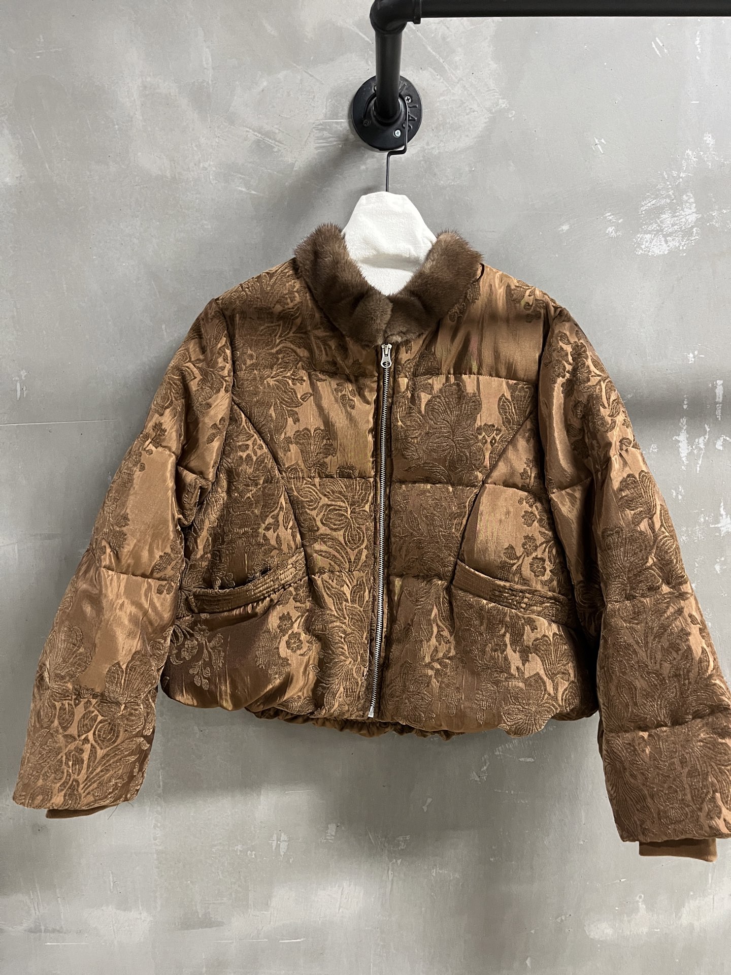NO:677252,Introduction to Christian D*or | 2025 Autumn and Winter New Products This season’s best goose down jacket!  The style is versatile and fashionable!  - MATERIAL Material - Leather 40 rayon 60 chenille plush mink collar size M-19860909Christian D*or简介｜2025秋冬新品 本季度最佳鹅绒服单品！版型不挑人百搭又时髦！ - MATERIAL 材质 - 皮面40人丝 60雪尼尔毛绒水貂领 size M- XL M码胸围124 衣长57 肩宽42 袖长62 price,迪奥-服装,dior,,Women's clothing