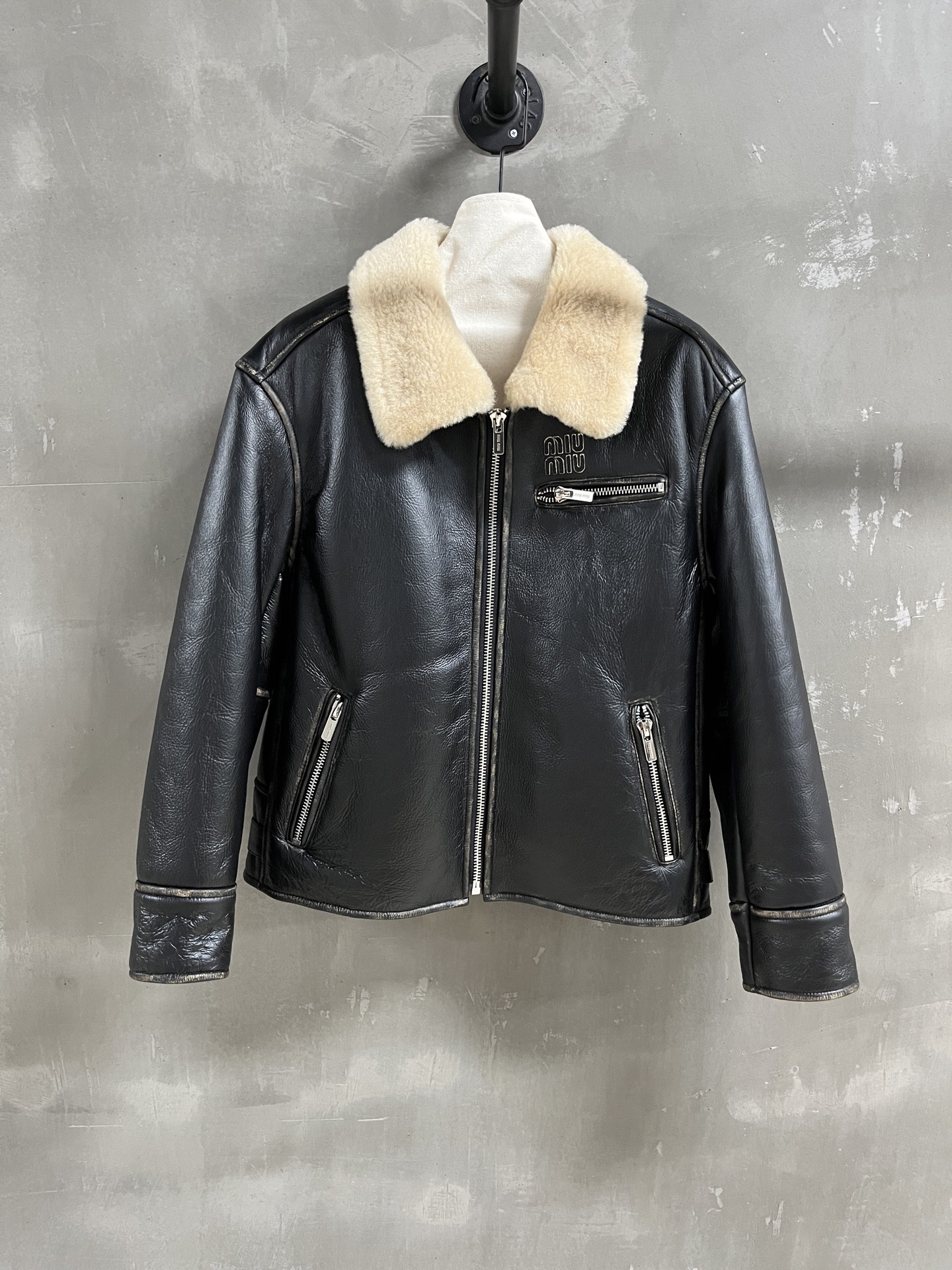 NO:677519,MiuMi* Introduction｜2025 New Winter Clothing Products This season’s best leather clothing items!  Classic small lapel sports and casual design, slim fit, versatile and fashionable!  - MATERIAL - Leather imported Turkish rubbed sheepskin size M-19860909MiuMi*简介｜2025冬装新品 本季度最佳皮衣单品！经典小翻领运动休闲设计 显瘦版型不挑人百搭又时髦！ - MATERIAL 材质 - 皮面进口土耳其擦色羊皮毛一体 size M- XL M码胸围112 肩宽51 衣长60袖长56 price,缪缪-服装,miumiu,leather jacket,sheepskin,,Women's clothing