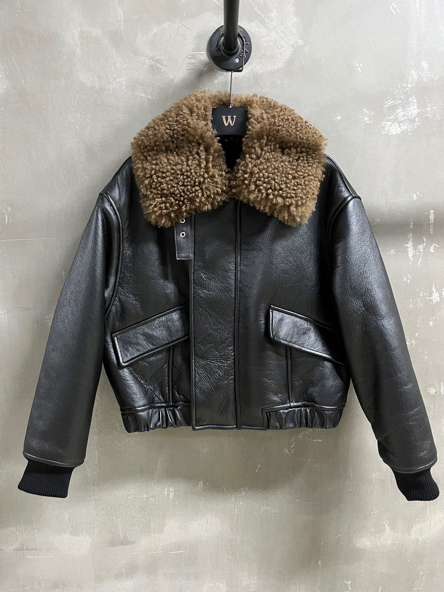 NO:677523,LEMAIRE Introduction | 2025 Autumn and Winter New Products The best fur all-in-one product this season!  The style is versatile and fashionable!  - MATERIAL - Leather surface imported merino wool and fur all in one size S-19860909LEMAIRE简介｜2025秋冬新品 本季度最佳皮毛一体单品！版型不挑人百搭又时髦！ - MATERIAL 材质 - 皮面进口美利奴羊毛皮毛一体 size Ｓ- XL M码胸围120衣长56袖长55肩宽53 price,缪缪-服装,,Women's clothing