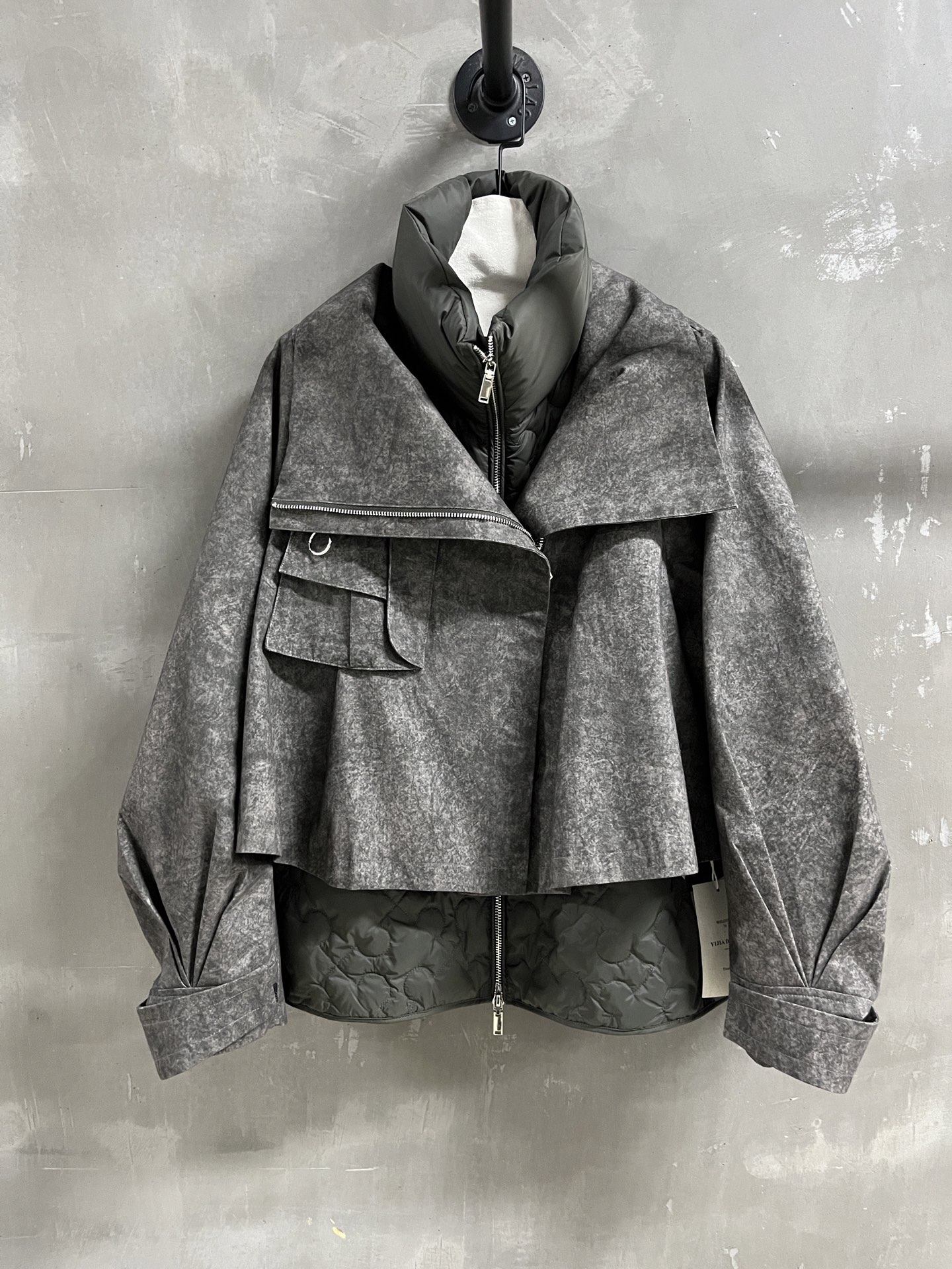 NO:677609,BC Introduction｜2025 New Autumn Clothing Products This season’s best goose down jacket items!  Classic old money style design, loose fit, versatile and fashionable!  - MATERIAL Material - Leather surface 50 acrylic 22 nylon 28PBT filling 90 white goose down sizeS- M M size bust 114 raglan sleeve length 76, clothing length 67, women's clothing,19860909BC简介｜2025秋装新品 本季度最佳鹅绒服单品！经典老钱风设计 宽松版型不挑人百搭又时髦！ - MATERIAL 材质 - 皮面50晴纶22锦纶28PBT 填充物90白鹅绒 sizeS- M M码胸围114 连肩袖长76 衣长67,女装,,Women's clothing