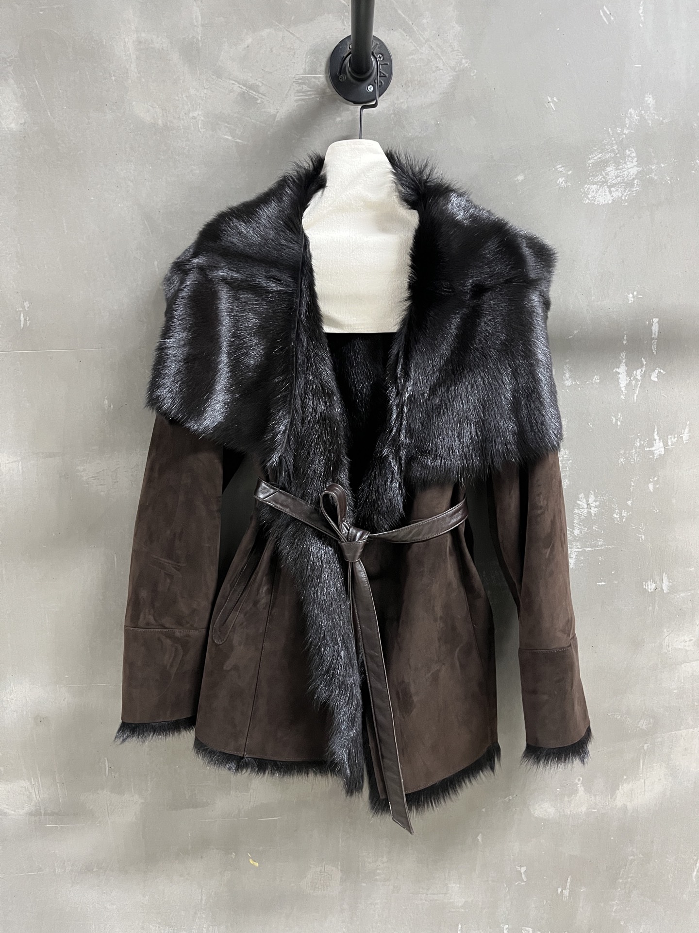 NO:677744,Introduction to Max｜2025 new autumn clothing The best fur all-in-one item this season!  Classic old money style design, loose fit, versatile and fashionable!  - MATERIAL - Leather imported goat suede and wool all-in-one size S- L19860909Max简介｜2025秋装新品 本季度最佳皮毛一体单品！经典老钱风设计 宽松版型不挑人百搭又时髦！ - MATERIAL 材质 - 皮面进口山羊绒面羊毛皮毛一体 size S- L M码胸围116 衣长75 肩宽56 袖长57 price,麦丝玛拉-服装,,Women's clothing