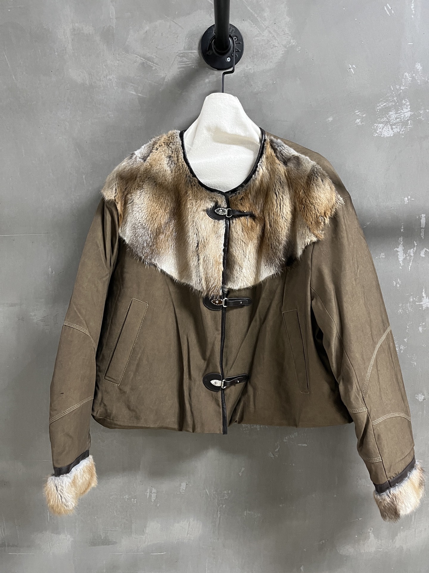 NO:677743,Introduction to Prada｜New Products for Autumn and Winter 2025 This season’s best goose down jacket item!  The style is versatile and fashionable!  - MATERIAL Material - Leather 55 Tencel 45 Cotton Green Mink size S-L M size bust 126 length 58 shoulder width 55 sleeve length 57 price, Prada-clothing, prada, prada,19860909Prada简介｜2025秋冬新品 本季度最佳鹅绒服单品！版型不挑人百搭又时髦！ - MATERIAL 材质 - 皮面55天丝45棉青根貂 size Ｓ- L M码胸围126 衣长58 肩宽55 袖长57 price,普拉达-服装,prada,prada,,Women's clothing