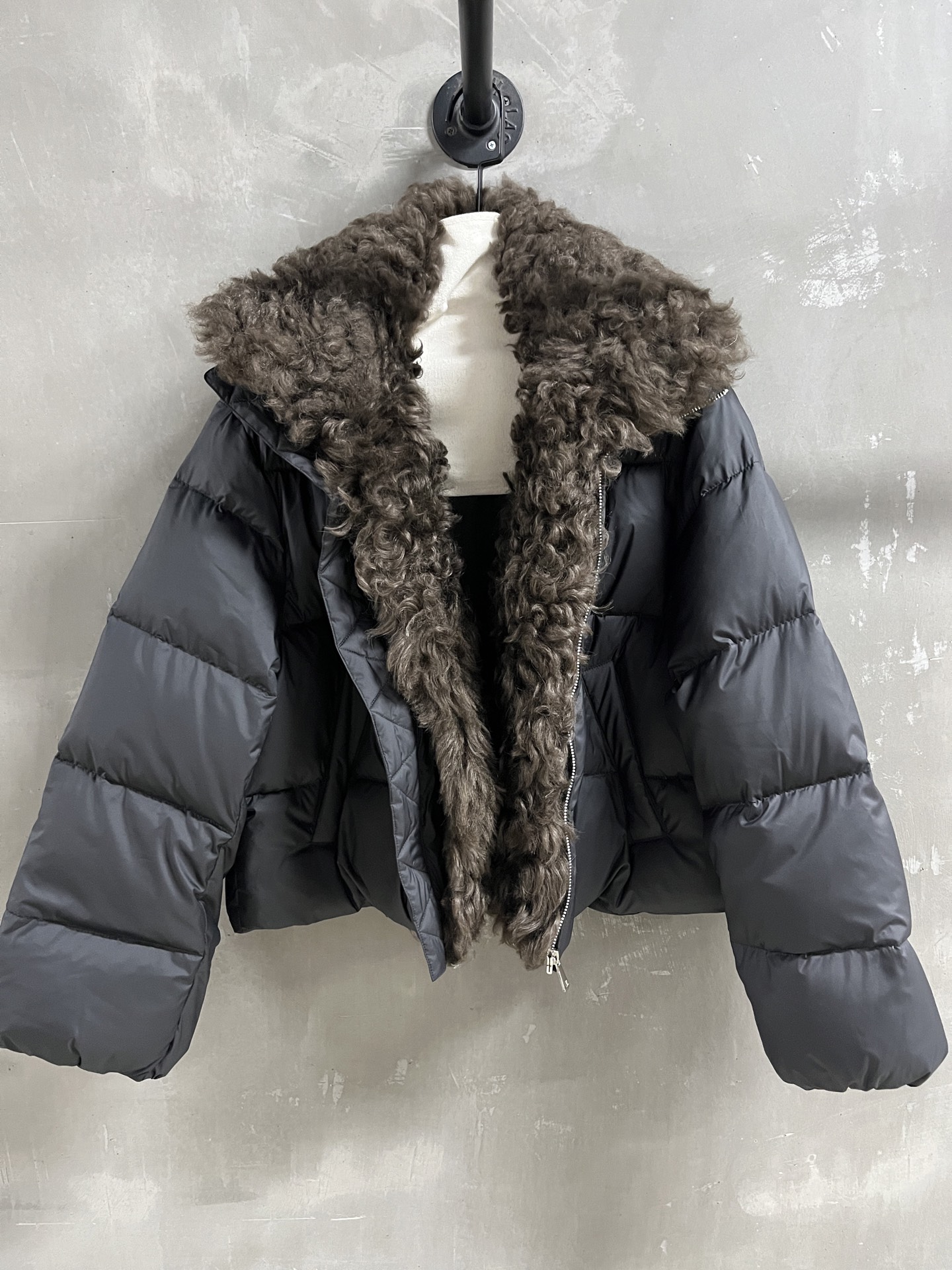 NO:688980,Introduction to Miu M*u | 2025 Autumn and Winter New Products This season’s best goose down jacket!  The style is versatile and fashionable!  The lining is filled with 95% white goose down - MATERIAL material - leather-covered polyester fiber sheepskin size S- L19860909Miu M*u简介｜2025秋冬新品 本季度最佳鹅绒服单品！版型不挑人百搭又时髦！内里填充95白鹅绒 - MATERIAL 材质 - 皮面聚酯纤维羊皮毛一体 size S- L M码胸围114 肩宽49 衣长54 袖长58 price,缪缪-服装,miumiu,sheepskin,,Women's clothing