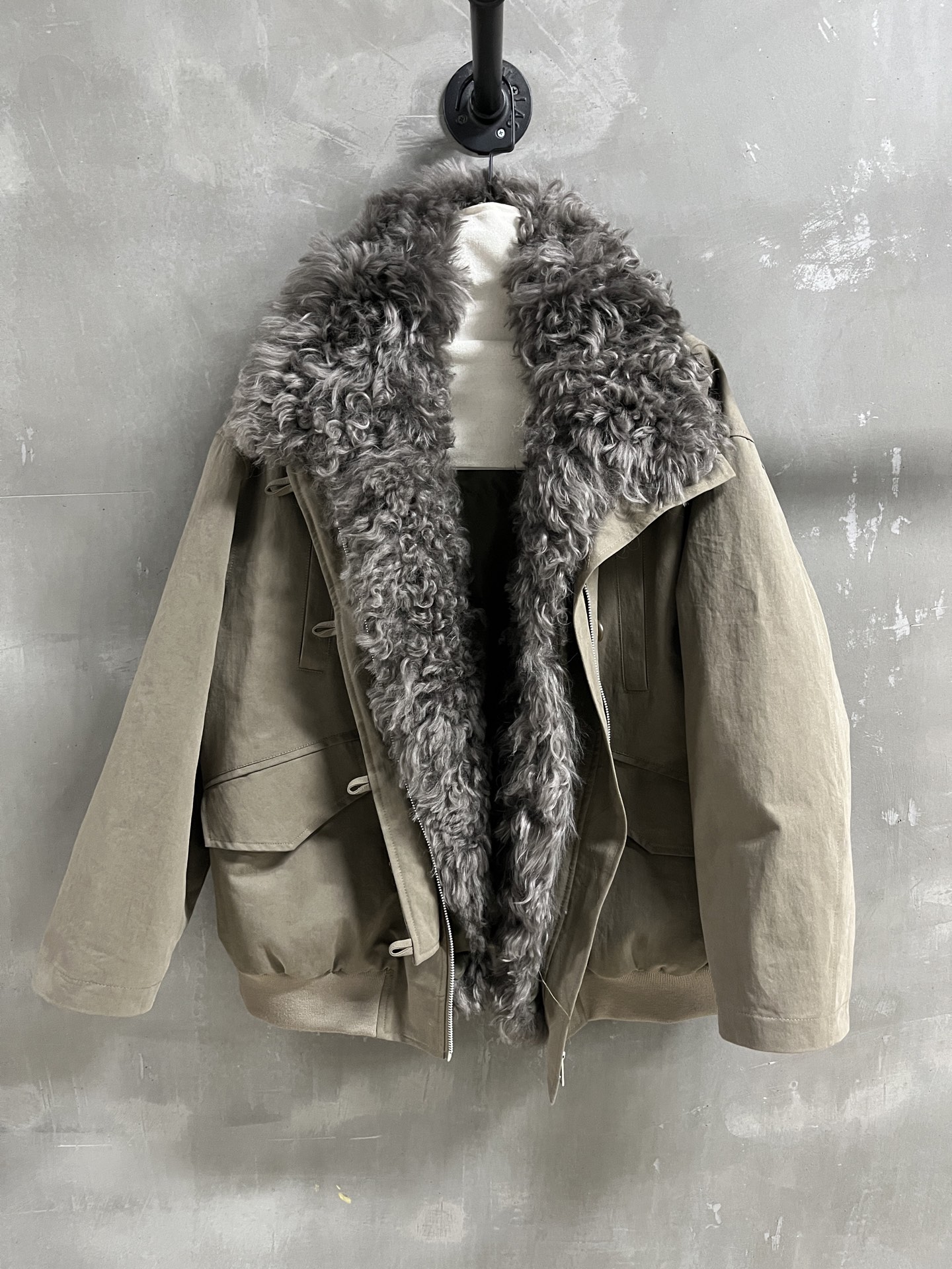 NO:688981,Introduction to Prada｜New Products for Autumn and Winter 2025 This season’s best goose down jacket item!  The style is versatile and fashionable!  - MATERIAL Material - leather, cotton, wool and fur size S-L M size bust 136 length 64 shoulder width 60 sleeve length 52 price, Miu Miu-clothing, prada,19860909Prada简介｜2025秋冬新品 本季度最佳鹅绒服单品！版型不挑人百搭又时髦！ - MATERIAL 材质 - 皮面棉羊毛皮毛一体 size Ｓ- L M码胸围136 衣长64 肩宽60 袖长52 price,缪缪-服装,prada,,Women's clothing