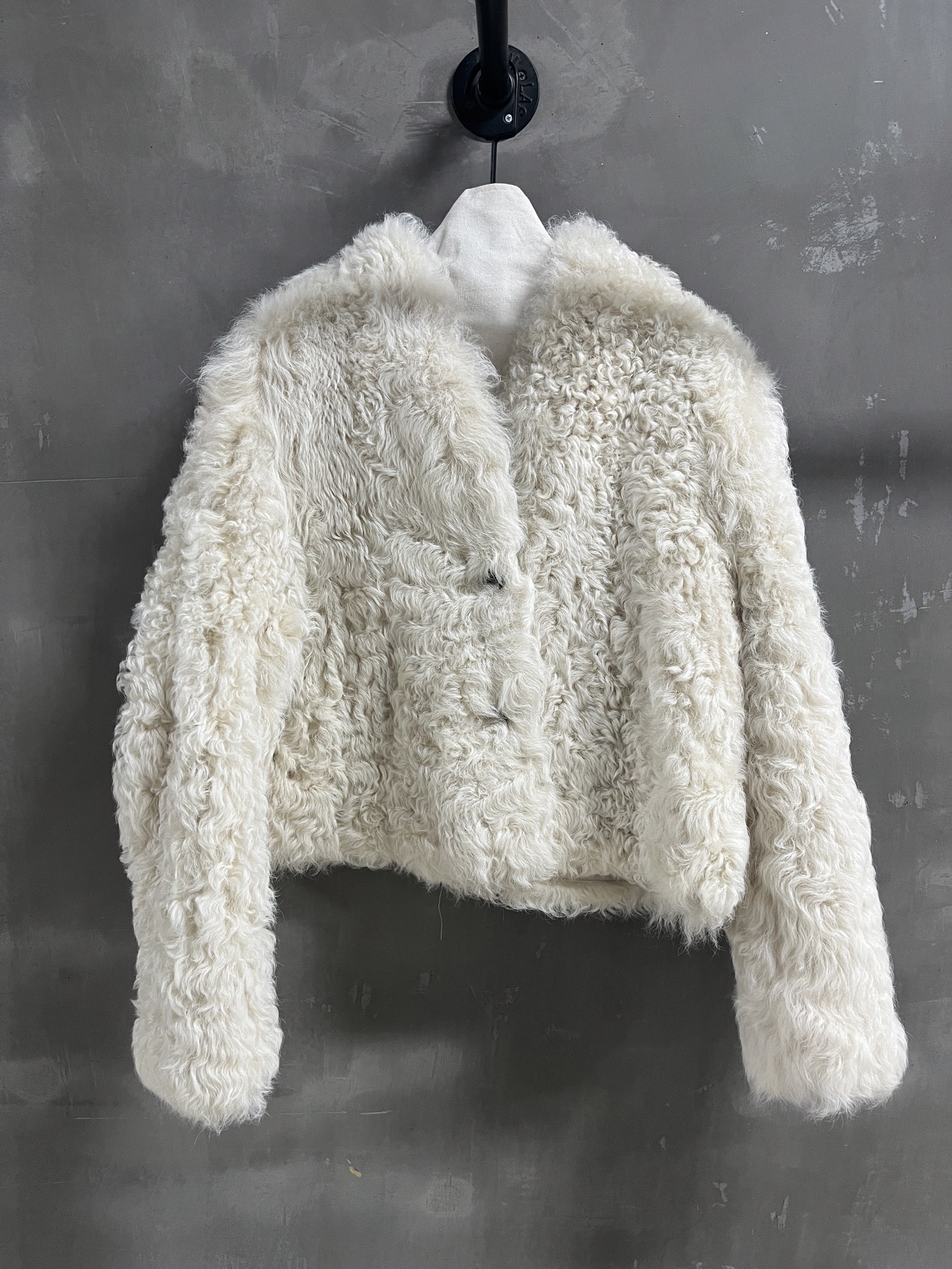 NO:689037,Special offer is here, Miu, reversible, Tuscan sheepskin, one-piece, unique sample M1, size M, bust 118, shoulder width 50, sleeve length 61, dress length 59, special offer, no return, no exchange, no free shipping, miumiu, sheepskin,19860909特价福利来了Miu 两面穿 托斯卡纳羊皮毛一体 孤品样衣M1 尺寸M胸围118 肩宽50 袖长61衣长59,特价 不退不换不包邮,miumiu,sheepskin,,Women's clothing