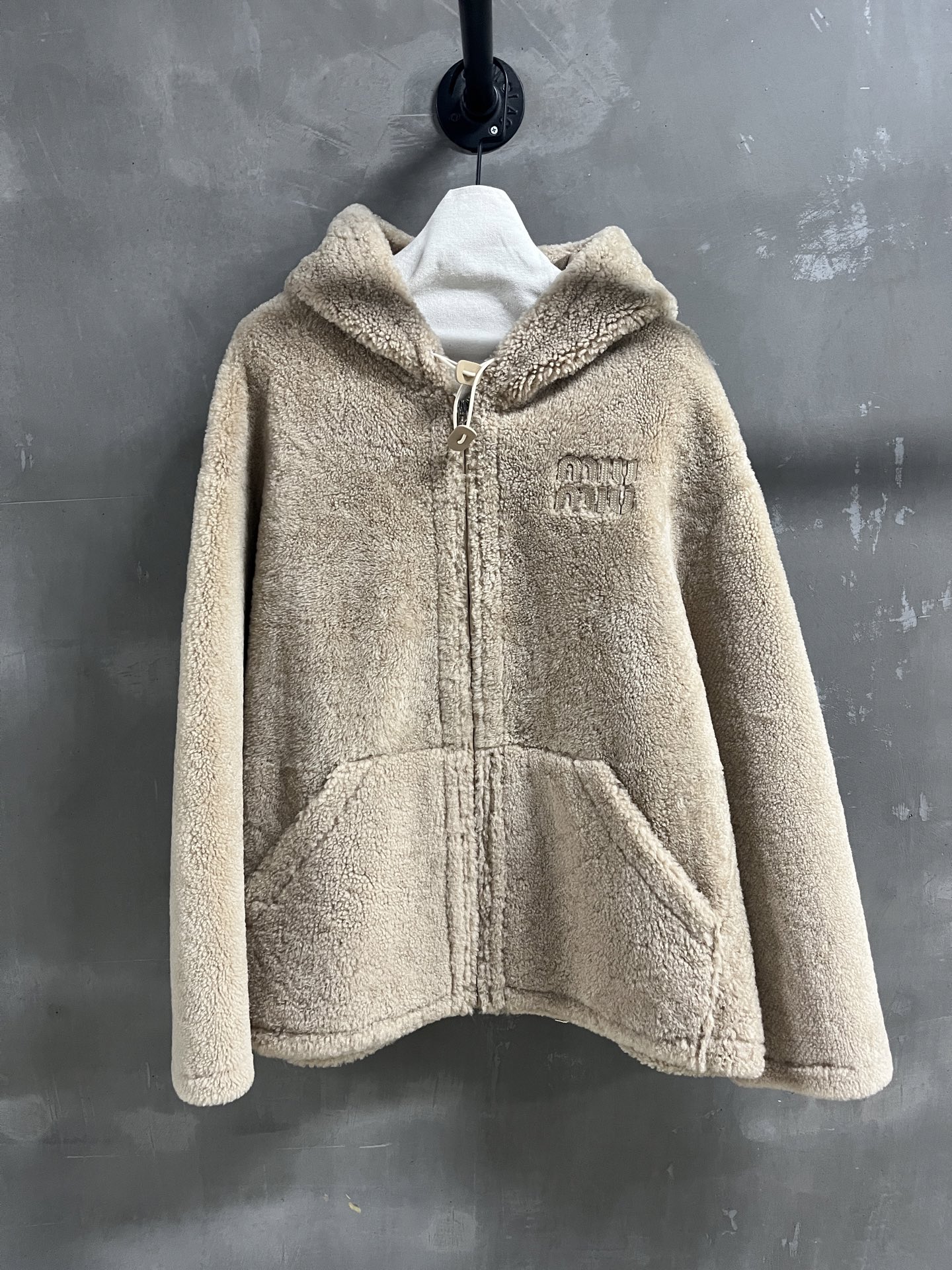 NO:688998,Special offer and benefits are here. Miu sheepskin all-in-one unique sample garment M1, size M, bust 122, shoulder width 69, sleeve length 53, dress length 68, special offer, no return, no exchange, no free shipping, miumiu, sheepskin,19860909特价福利来了Miu 羊皮毛一体 孤品样衣M1 尺寸M胸围122 肩宽69 袖长53 衣长68,特价 不退不换不包邮,miumiu,sheepskin,,Women's clothing