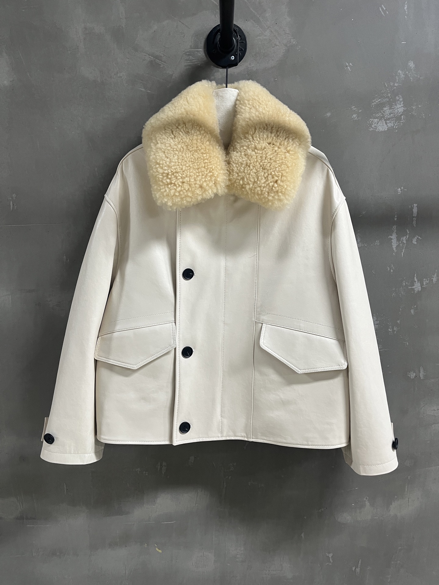 NO:689020,Special offer is here for lemaire lambskin cotton jacket, unique sample M1, size M, bust 120, shoulder width 53, length 63, sleeve length 52, special price, no return, no exchange, no free shipping, sheepskin,19860909特价福利来了lemaire 小羊皮棉服 孤品样衣M1 尺寸M胸围120 肩宽53 衣长63 袖长52,特价 不退不换不包邮,sheepskin,,Women's clothing