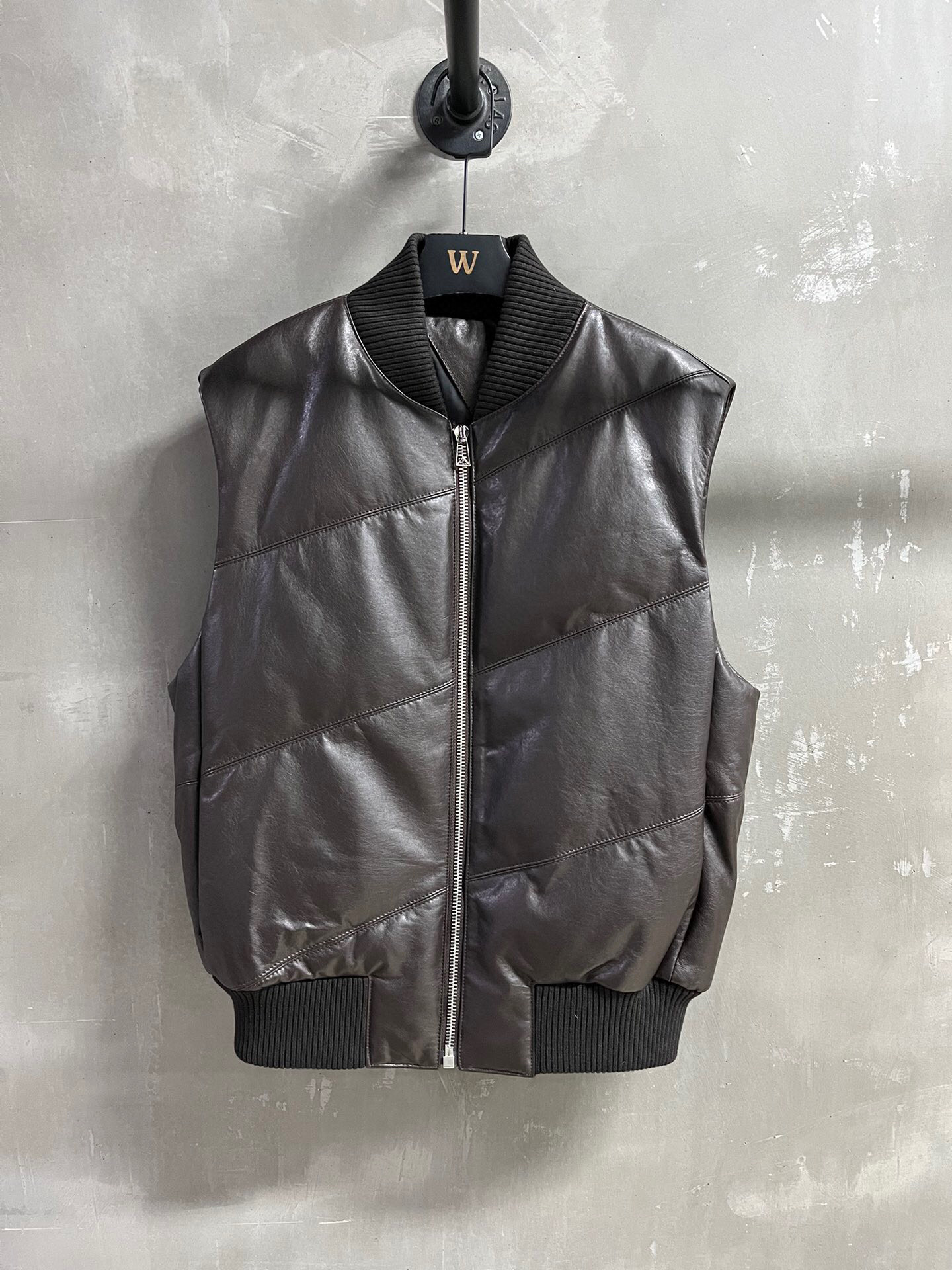 NO:689032,Special offer is here BV sheepskin and goose down vest, unique sample M1L1, size M, bust 116, length 63, shoulder width 47, special offer, no return, no exchange, no free shipping, bottega veneta, sheepskin,19860909特价福利来了BV 羊皮鹅绒马甲 孤品样衣M1L1 尺寸M胸围116衣长63肩宽47,特价 不退不换不包邮,bottega veneta,sheepskin,,Women's clothing