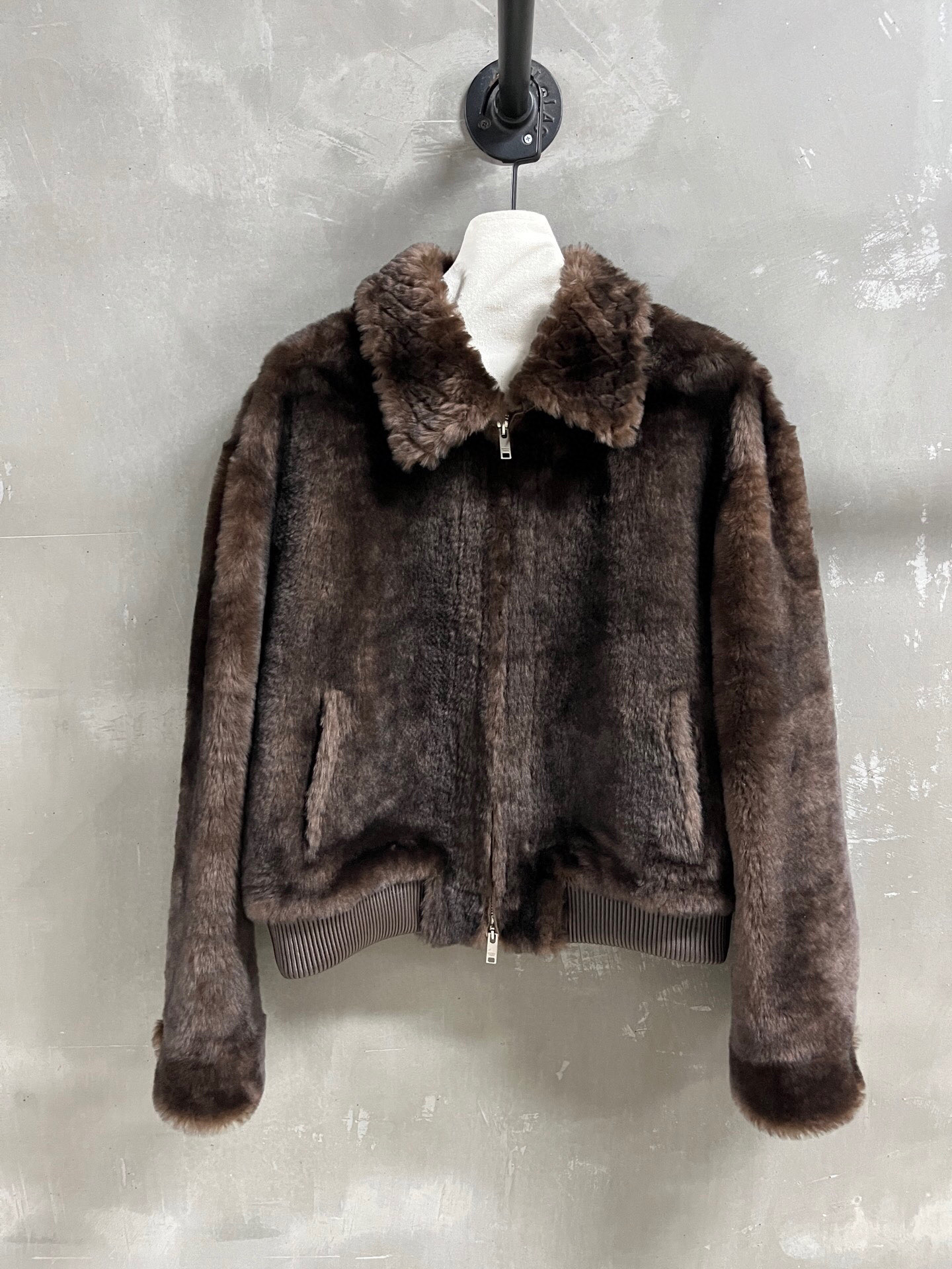 NO:689002,Special offer is here. BV Sheepskin all-in-one unique sample dress M1, size M, bust 118, shoulder width 52, sleeve length 55, dress length 54, special offer, no return, no exchange, no free shipping, bottega veneta, sheepskin,19860909特价福利来了BV 羊皮毛一体 孤品样衣M1 尺寸M胸围118 肩宽52 袖长55 衣长54,特价 不退不换不包邮,bottega veneta,sheepskin,,Women's clothing