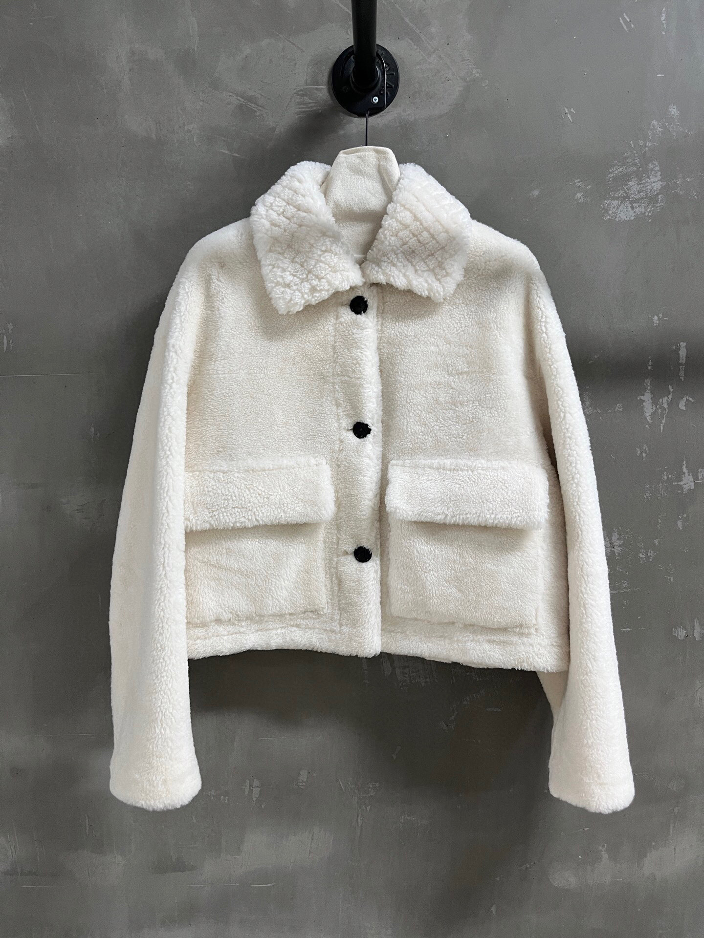 NO:689005,Special offer is here. BV Sheepskin all-in-one unique sample dress M1, size M, bust 110, shoulder width 56, sleeve length 55, dress length 53, special offer, no return, no exchange, no free shipping, bottega veneta, sheepskin,19860909特价福利来了BV 羊皮毛一体 孤品样衣M1 尺寸M胸围110 肩宽56 袖长55 衣长53,特价 不退不换不包邮,bottega veneta,sheepskin,,Women's clothing