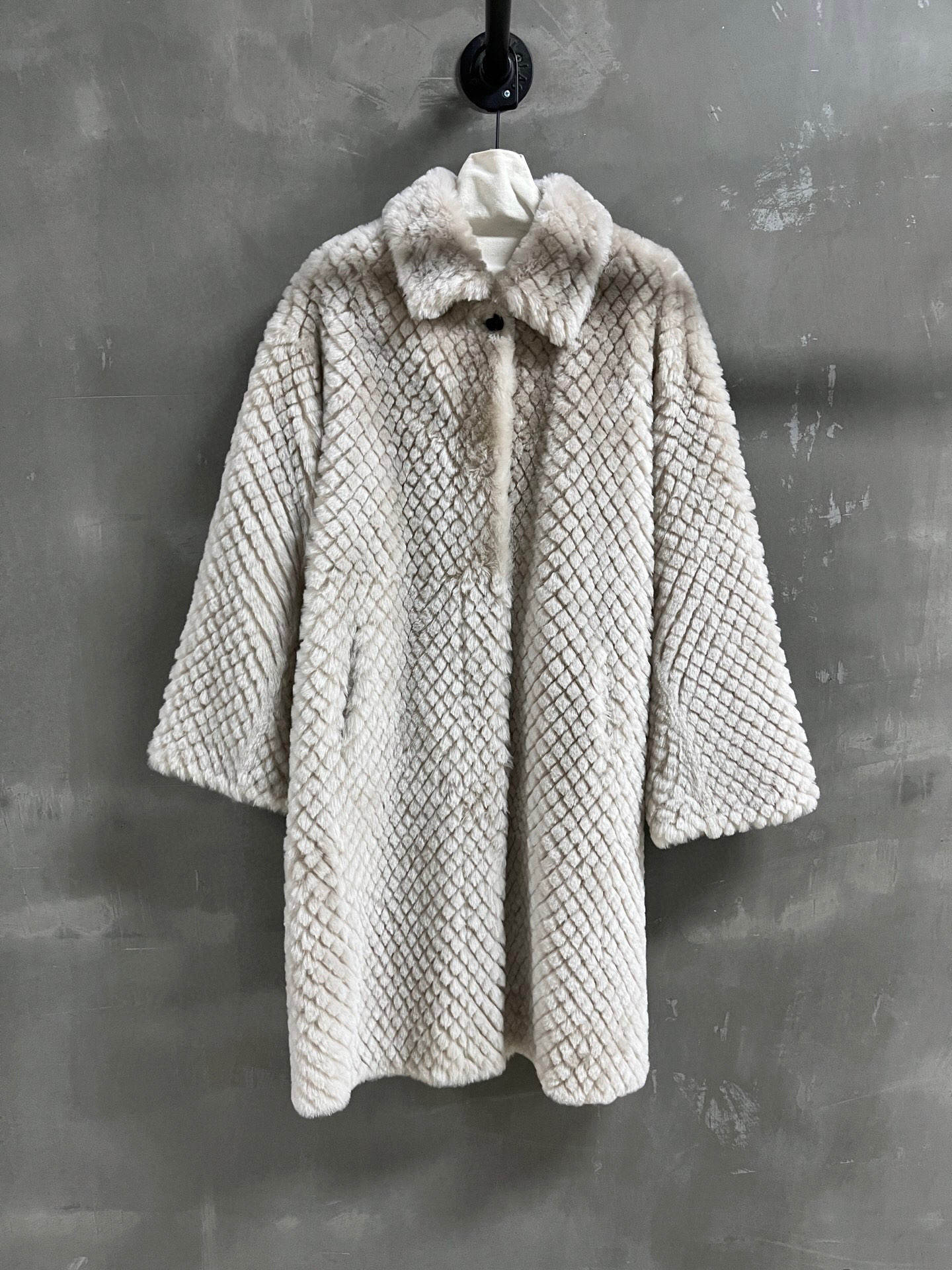 NO:689007,Special offer is here. BV Sheepskin all-in-one unique sample dress M1, size M, bust 116, shoulder width 53, sleeve length 53, dress length 100, special offer, no return, no exchange, no free shipping, bottega veneta, sheepskin,19860909特价福利来了BV 羊皮毛一体 孤品样衣M1 尺寸M胸围116 肩宽53 袖长53 衣长100,特价 不退不换不包邮,bottega veneta,sheepskin,,Women's clothing