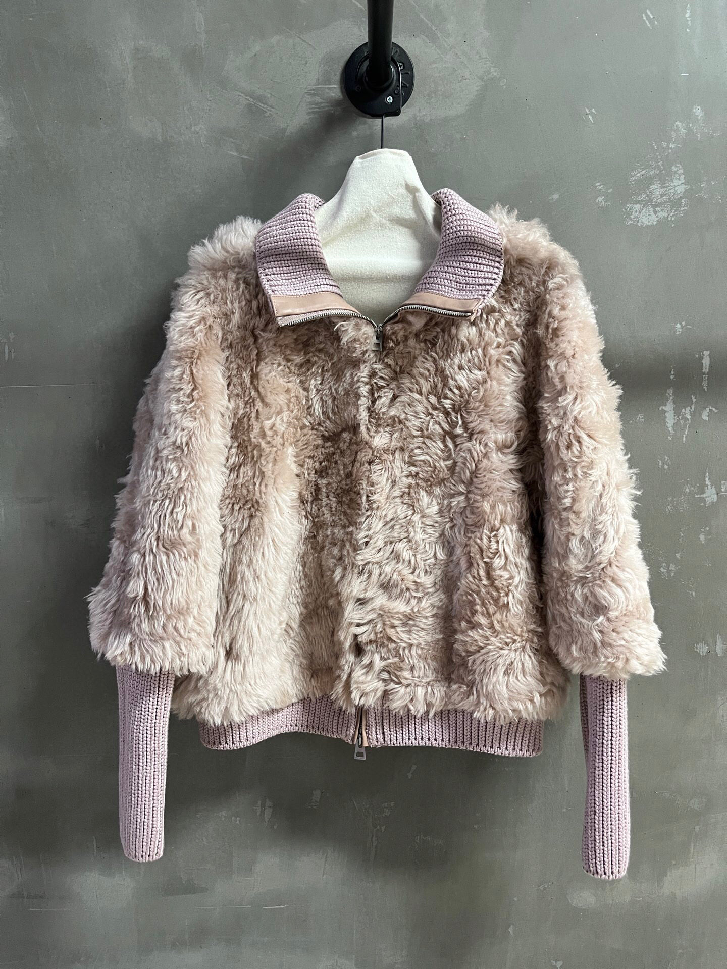 NO:689010,Special offer and benefits are here, Dior Toka fur one piece, unique sample M1, size M, bust 116, raglan sleeve length 79, dress length 63, special price, no return, no exchange, no free shipping, dior,19860909特价福利来了Dior 托卡皮毛一体 孤品样衣M1 尺寸M胸围116 连肩袖长79 衣长63,特价 不退不换不包邮,dior,,Women's clothing