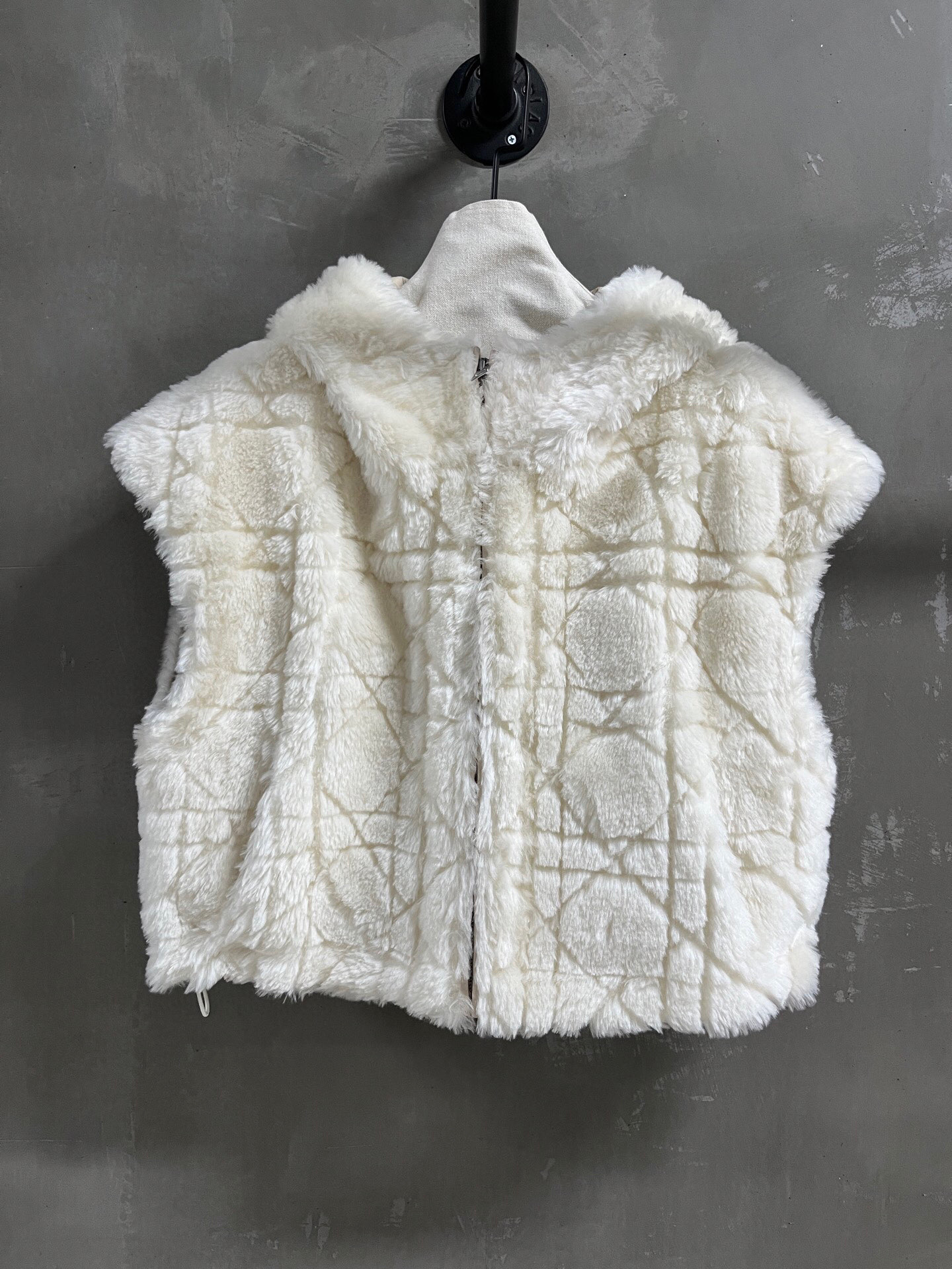 NO:689012,Special offer and benefits are here. Dior fur-integrated one-of-a-kind sample dress M1, size M, bust 116, shoulder width 58, length 49, special offer, no return, no exchange, no free shipping, dior,19860909特价福利来了Dior 皮毛一体 孤品样衣M1 尺寸M胸围116 肩宽58 衣长49,特价 不退不换不包邮,dior,,Women's clothing