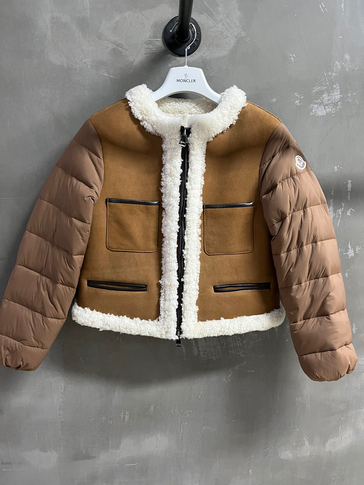 NO:689426,Special offer for the mask, sheepskin and goose down, unique sample garment M1L1, size M, chest 108, length 54, shoulder width 45, sleeve length 59, special offer, no refunds, no exchanges, no free shipping, Moncler, sheepskin,19860909特价福利来了蒙口 羊皮毛一体拼鹅绒 孤品样衣M1L1 尺寸M码胸围108衣长54肩宽45袖长59,特价 不退不换不包邮,Moncler,sheepskin,,Women's clothing