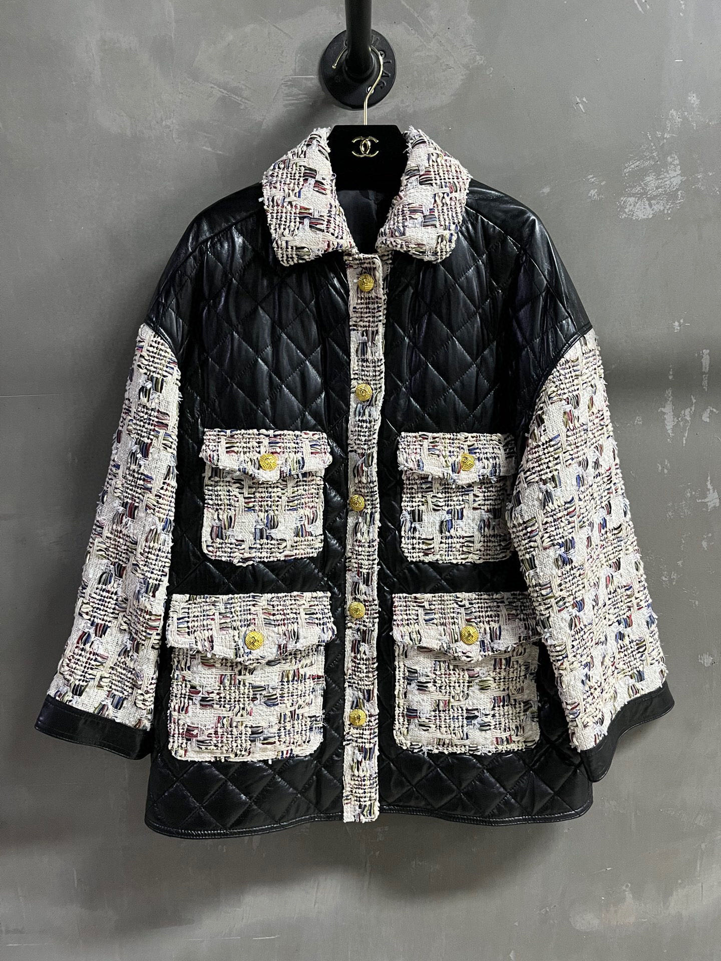 NO:689423,Special offer is here, Chanel customized fabric spliced ​​lambskin, unique sample dress M1, size M, bust 118, shoulder width 58, length 71, sleeve length 47, special offer, no return, no exchange, no free shipping, chanel, sheepskin,19860909特价福利来了Chanel 定制面料拼接小羊皮 孤品样衣M1 尺寸M胸围118 肩宽58衣长71 袖长47,特价 不退不换不包邮,chanel,sheepskin,,Women's clothing