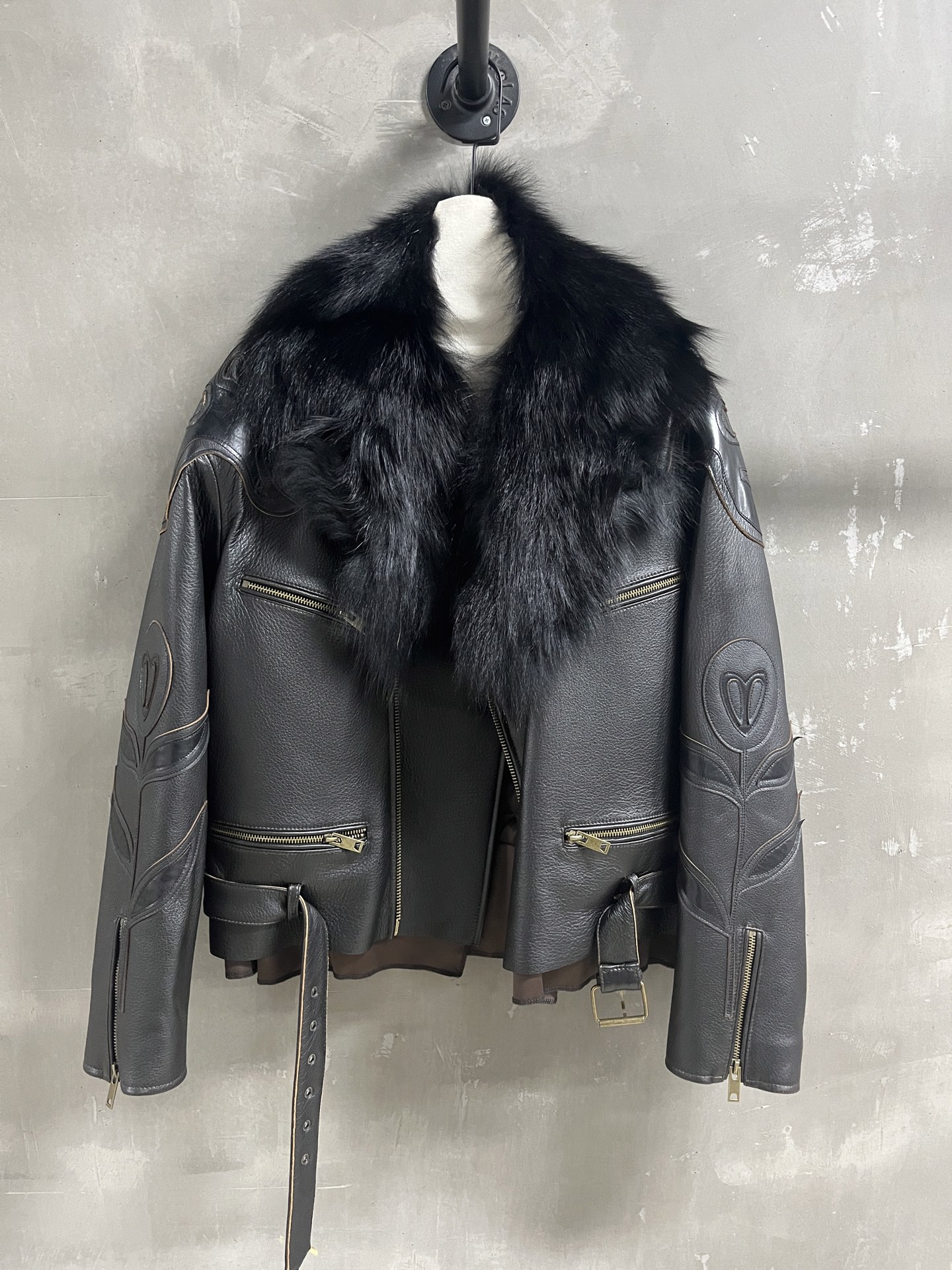 NO:689448,Special offer is here, Miu goatskin colored cotton coat, fox fur collar, unique sample M1, size M, bust 120, length 62, shoulder width 56, sleeve length 57, special offer, no return, no exchange, no free shipping, miumiu, sheepskin,19860909特价福利来了Miu 山羊皮擦色棉服 狐狸毛领 孤品样衣M1 尺寸M胸围120衣长62 肩宽56 袖长57,特价 不退不换不包邮,miumiu,sheepskin,,Women's clothing