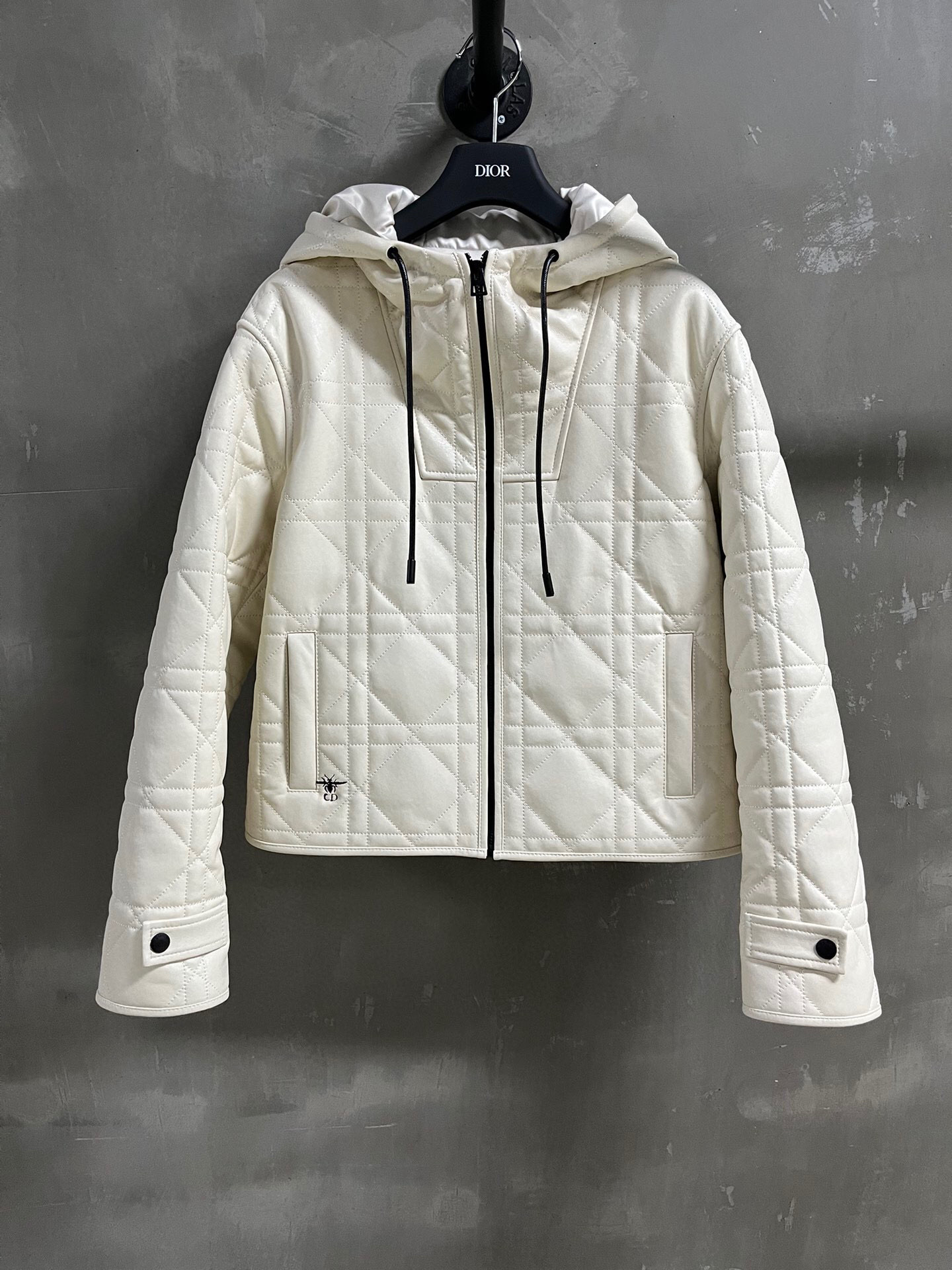 NO:689450,Special offer is here for Dior lambskin cotton jacket, unique sample M1L1, size M, bust 114, length 55, shoulder width 47, sleeve length 59, special price, no return, no exchange, no free shipping, dior, sheepskin,19860909特价福利来了Dior 小羊皮棉服 孤品样衣M1L1 尺寸M码胸围114 衣长55 肩宽47 袖长59,特价 不退不换不包邮,dior,sheepskin,,Women's clothing