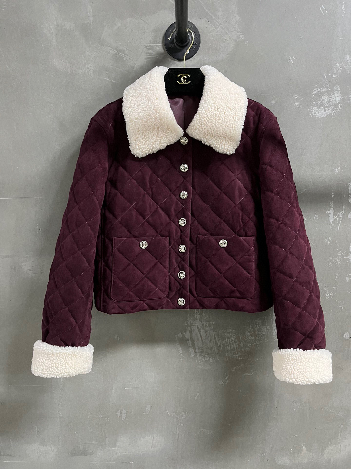 NO:689451,Special offer is here, Chanel mixed lambskin suede cotton jacket, unique sample M1L1XL1, size M, bust 106, length 48, shoulder width 45, sleeve length rolled up 57, special offer, no return, no exchange, no free shipping, chanel, sheepskin,19860909特价福利来了Chanel 混种小羊皮绒面棉服 孤品样衣M1L1XL1 尺寸M码胸围106 衣长48 肩宽45袖长卷起57,特价 不退不换不包邮,chanel,sheepskin,,Women's clothing