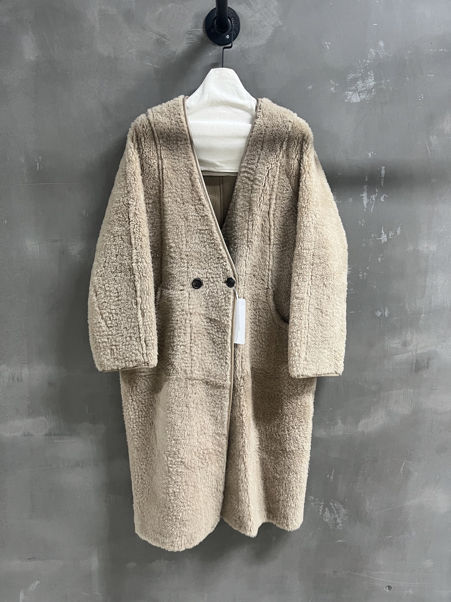 NO:689444,Special offer is here. Miu merino fur all-in-one unique sample garment M1, size M, bust 118, length 110, raglan sleeve length 73, special offer, no return, no exchange, no free shipping, miumiu,19860909特价福利来了Miu 美丽奴皮毛一体 孤品样衣M1 尺寸M码胸围118 衣长110 连肩袖长73,特价 不退不换不包邮,miumiu,,Women's clothing