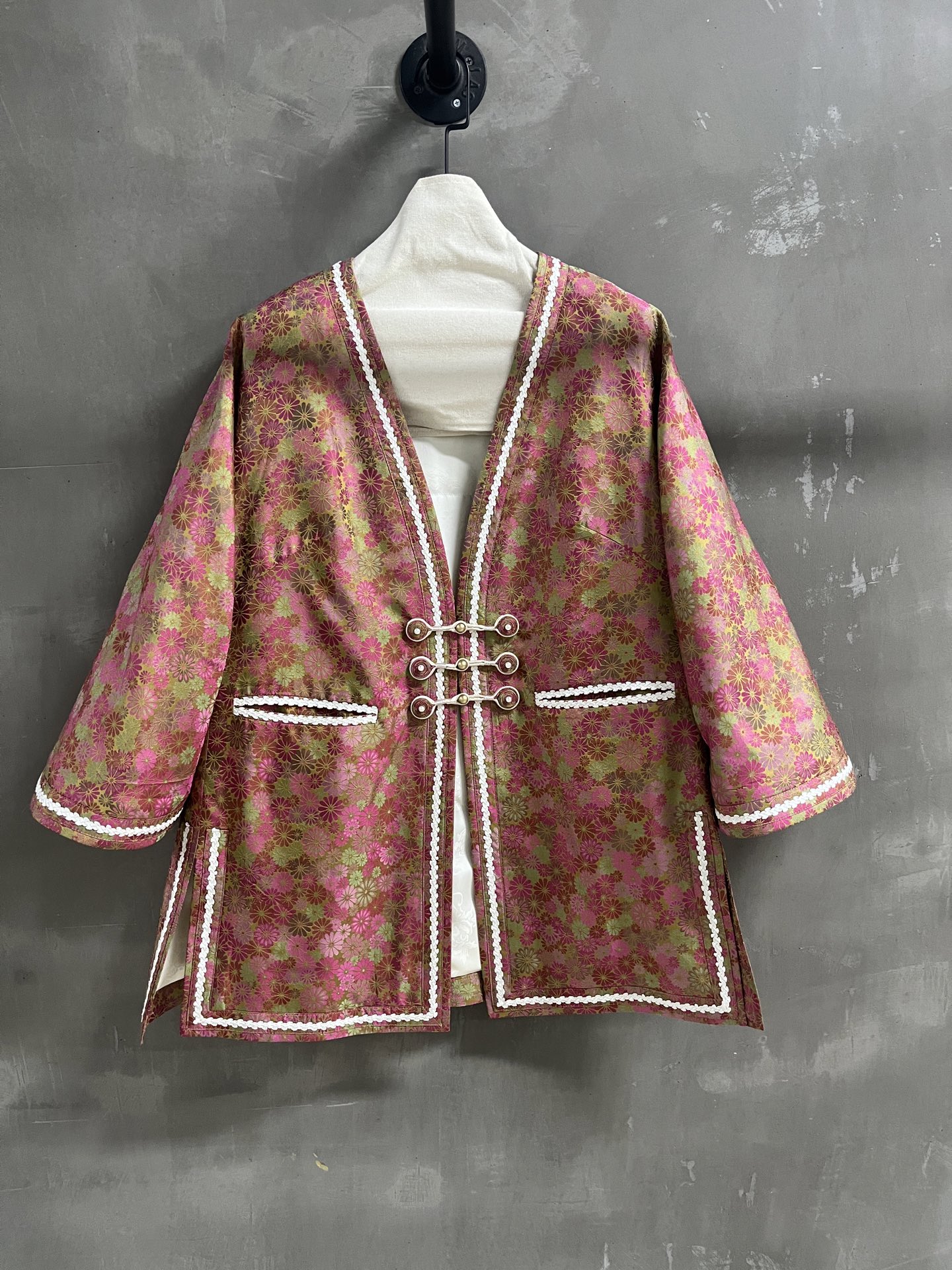 NO:689445,Special offer is here for Dior mulberry silk goose down jacket, unique sample M1, size M, bust 108, length 74, raglan sleeve length 62, special offer, no return, no exchange, no free shipping, dior,19860909特价福利来了Dior 桑蚕丝鹅绒服 孤品样衣M1 尺寸M码胸围108 衣长74 连肩袖长62,特价 不退不换不包邮,dior,,Women's clothing