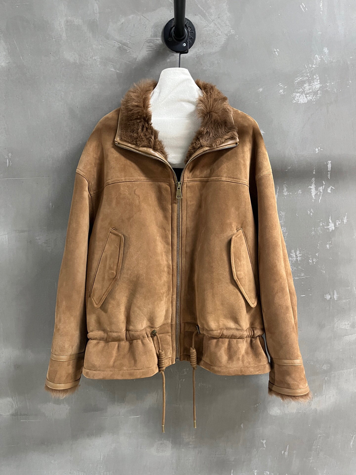 NO:689647,Special offer is here, Miu Merino fur all-in-one unique sample garment M1, size M, bust 128, length 70, shoulder width 64, sleeve length 51, special offer, no return, no exchange, no free shipping, miumiu,19860909特价福利来了Miu 美丽奴皮毛一体 孤品样衣M1 尺寸M码胸围128 衣长70 肩宽64 袖长51,特价 不退不换不包邮,miumiu,,Women's clothing