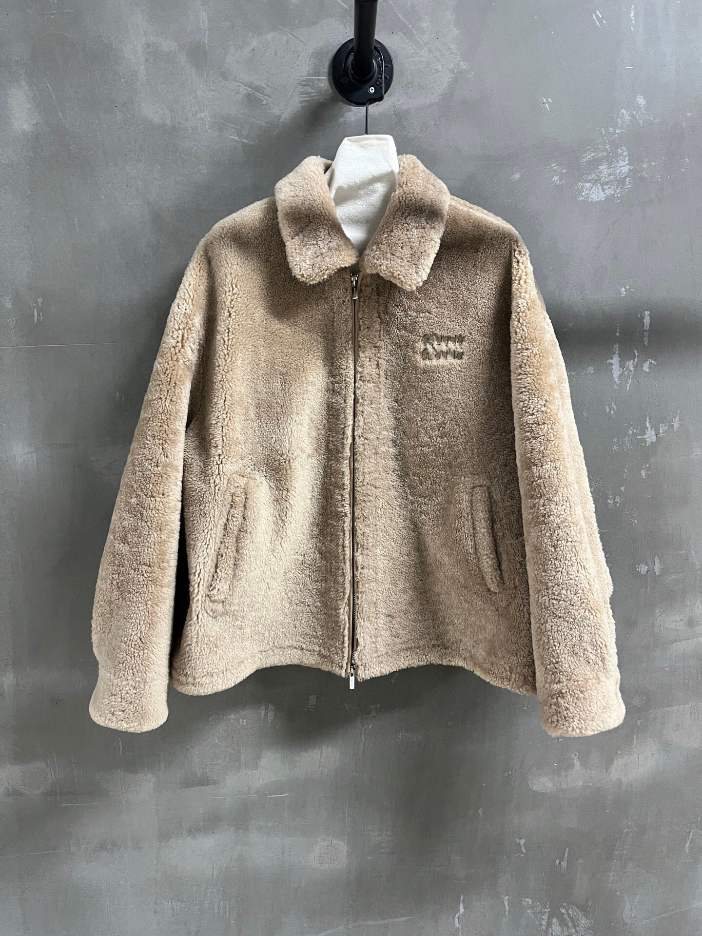 NO:689649,Special offer is here, Miu Merino fur all-in-one unique sample garment M1, size M, bust 122, length 64, shoulder width 57, sleeve length 53, special offer, no return, no exchange, no free shipping, miumiu,19860909特价福利来了Miu 美丽奴皮毛一体 孤品样衣M1 尺寸M码胸围122 衣长64 肩宽57 袖长53,特价 不退不换不包邮,miumiu,,Women's clothing