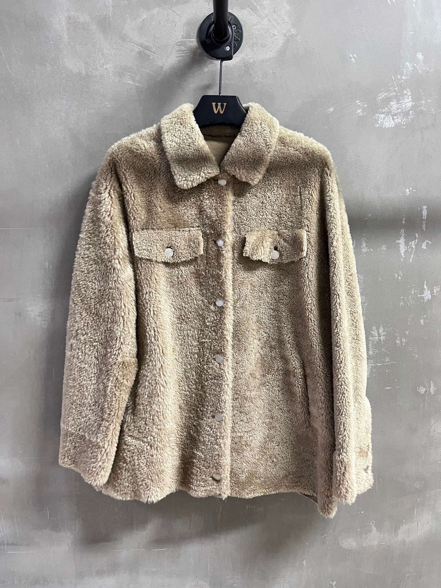 NO:689663,Special offer is here, Maxmara sheepskin all-in-one unique sample garment M1, size M, bust 114, shoulder width 51, sleeve length 55, dress length 70, special price, no return, no exchange, no free shipping, sheepskin,19860909特价福利来了Maxmara 羊皮毛一体 孤品样衣M1 尺寸M码胸围114 肩宽51 袖长55 衣长70,特价 不退不换不包邮,sheepskin,,Women's clothing