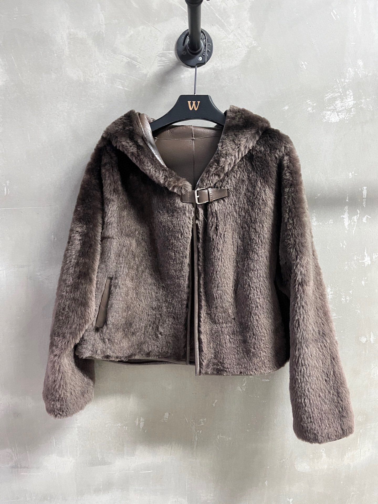 NO:689638,Off-season benefits are here. Hermès sheepskin one-piece unique sample dress M1, size M, chest 112, shoulder width 55, sleeve length 51, dress length 53, special price, no return, no exchange, no free shipping, hermes, sheepskin,19860909反季福利来了爱马仕 羊皮毛一体 孤品样衣M1 尺寸M码胸围112 肩宽55 袖长51 衣长53,特价 不退不换不包邮,hermes,sheepskin,,Women's clothing