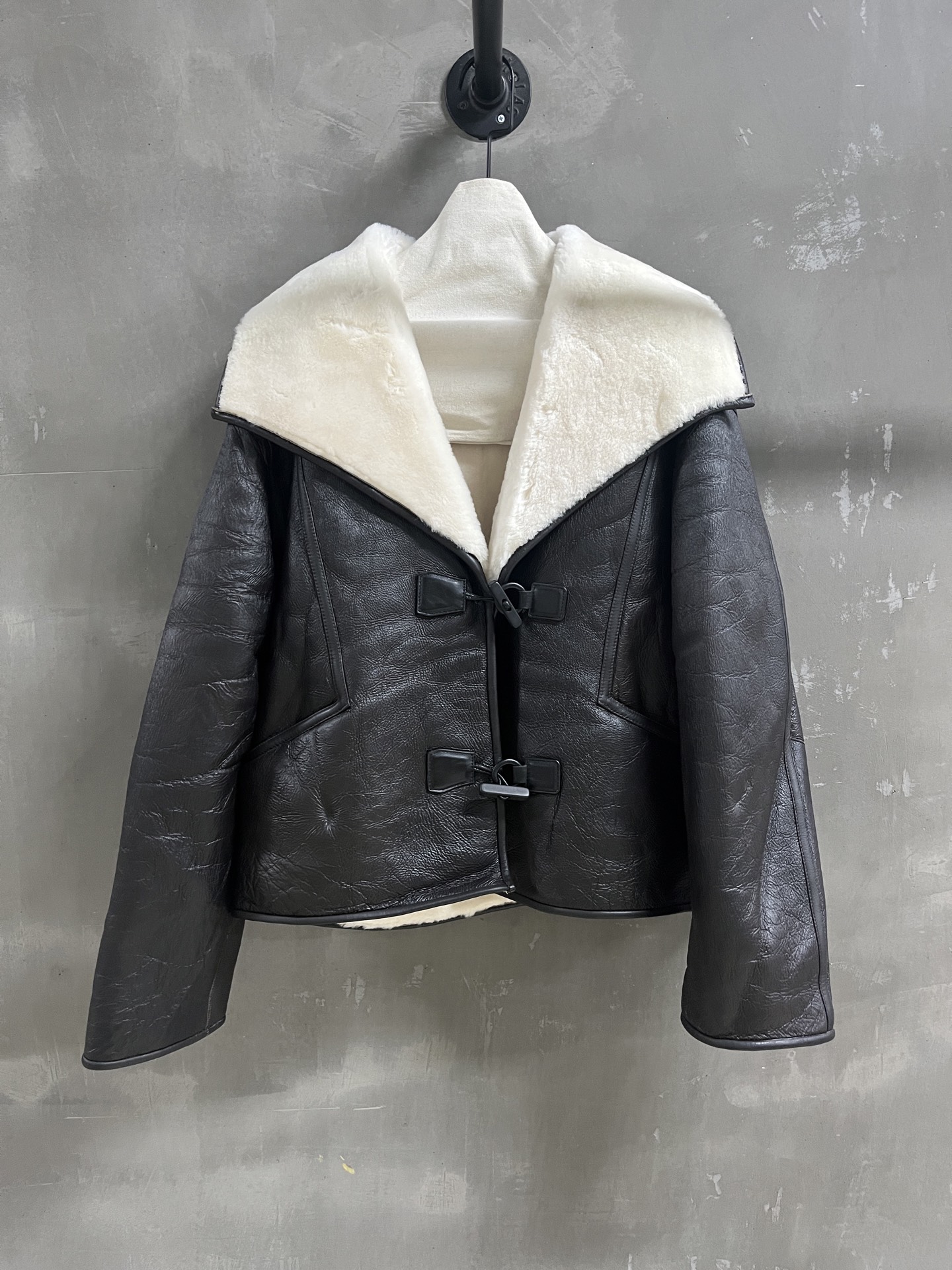 NO:689641,Special offer is here for Loewe sheepskin and fur one-piece unique sample garment M1, size M, bust 114, shoulder width 58, sleeve length 59, dress length 64, special offer, no return, no exchange, no free shipping, loewe, sheepskin,19860909特价福利来了罗意威 羊皮毛一体 孤品样衣M1 尺寸M码胸围114 肩宽58 袖长59 衣长64,特价 不退不换不包邮,loewe,sheepskin,,Women's clothing