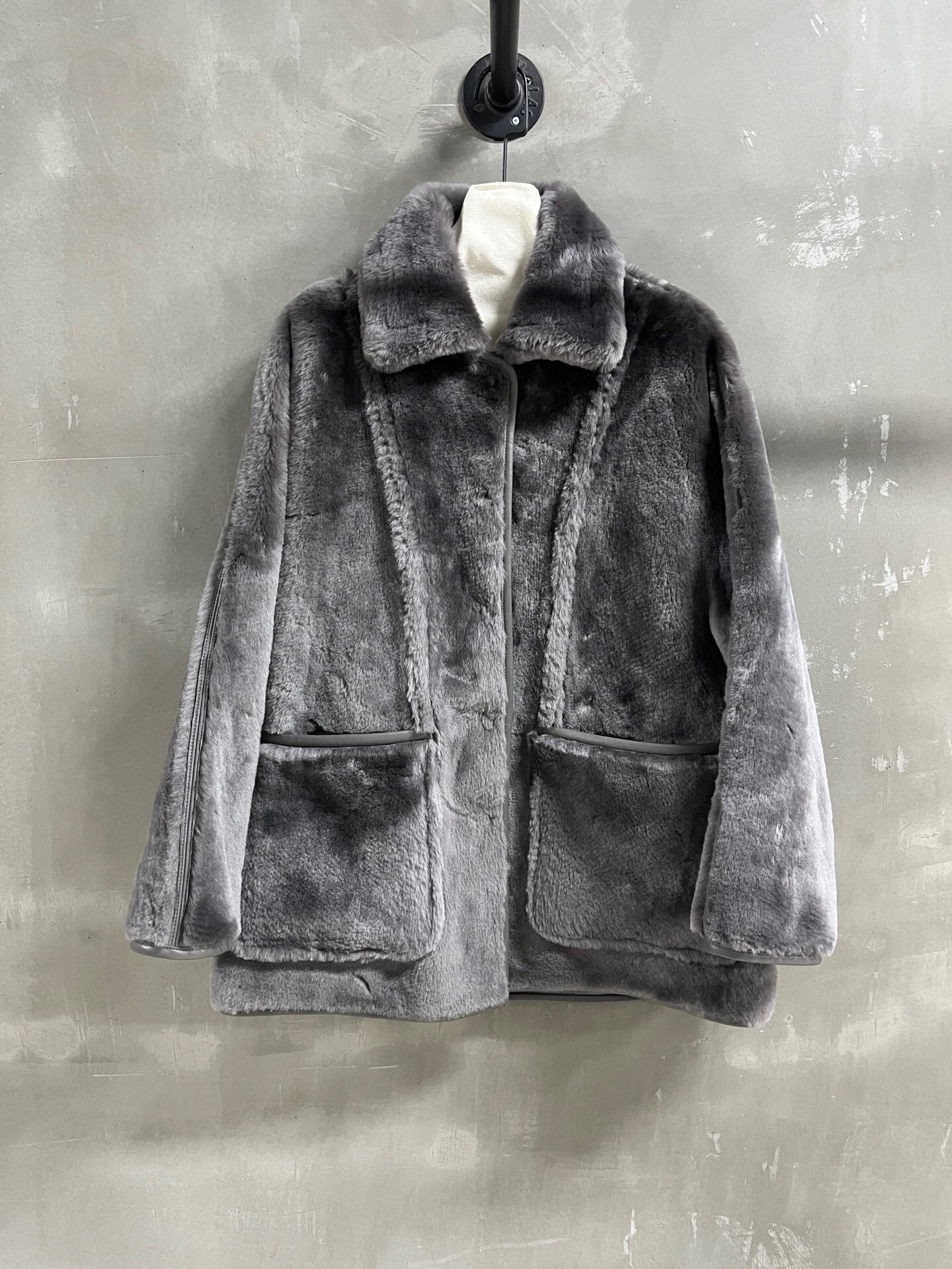 NO:701964,Special offer is here, Maxmara, classic reversible, one piece sheepskin, one-of-a-kind sample garment M1, size M, bust 124, length 79, raglan sleeve length 76, special offer, no refunds, no exchanges, no free shipping, sheepskin,19860909特价福利来了Maxmara 经典两面穿 羊皮毛一体 孤品样衣M1 尺寸M码胸围124 衣长79 连肩袖长76,特价 不退不换不包邮,sheepskin,,Women's clothing