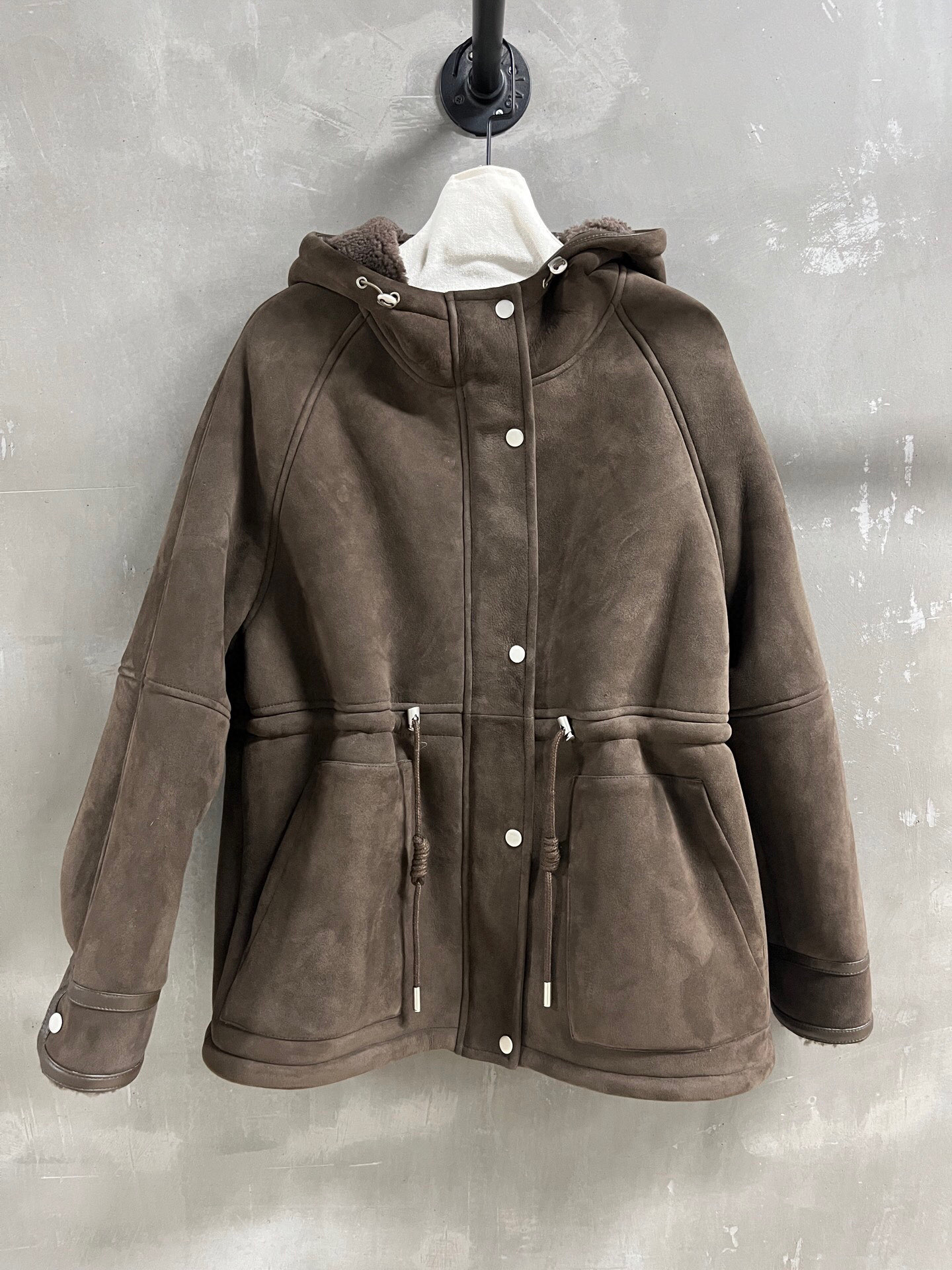 NO:700846,Balenciaga’s special offer is here. Sheepskin one-piece, one-of-a-kind sample dress M1. Size M. Bust 120. Length 70. Shoulder width 48. Sleeve length 50. Special offer. No refunds, no exchanges, no free shipping, balenciaga, sheepskin,19860909特价福利来了巴黎世家 羊皮毛一体 孤品样衣M1 尺寸M码胸围120 衣长70 肩宽48 袖长50,特价 不退不换不包邮,balenciaga,sheepskin,,Women's clothing