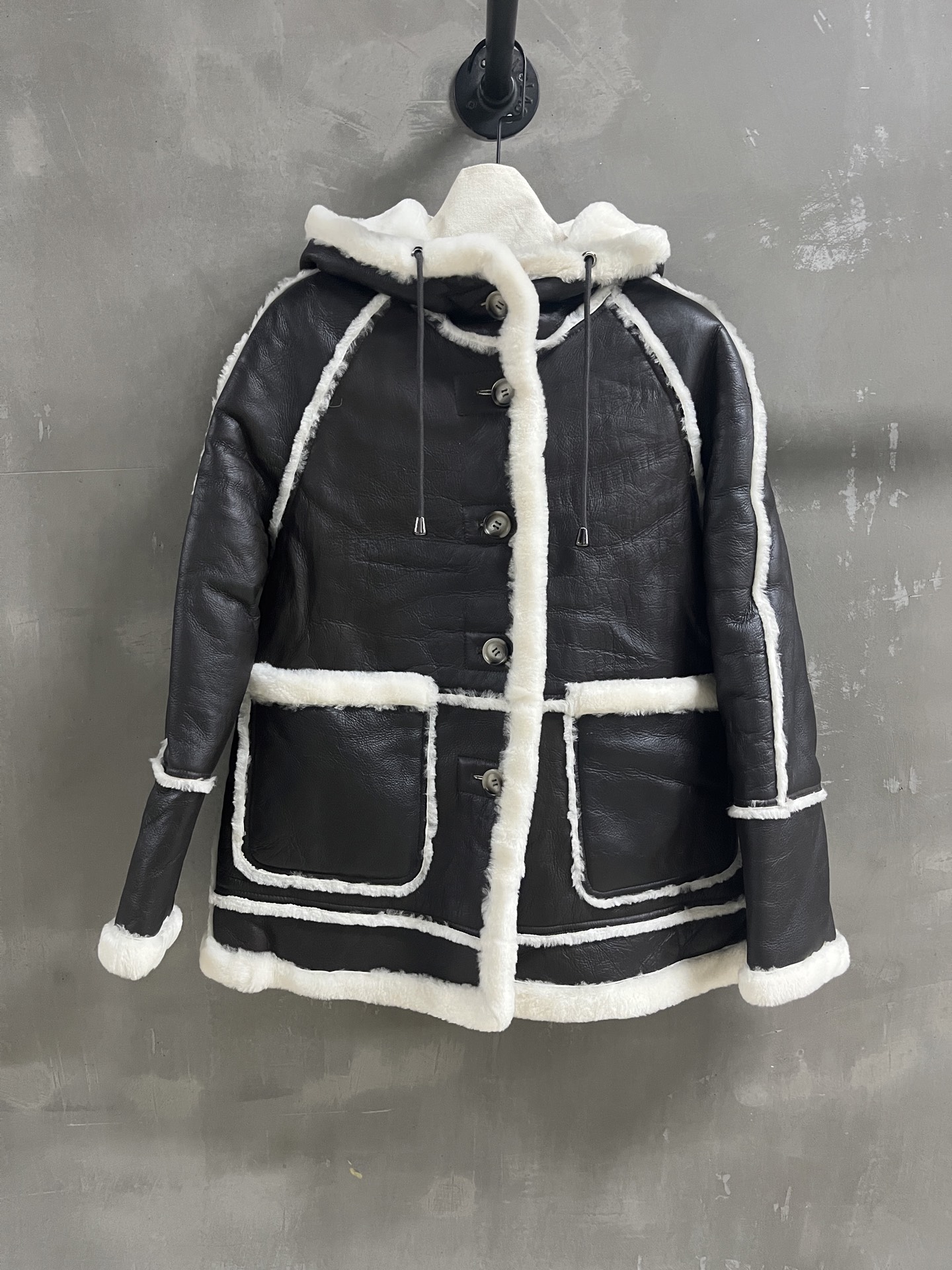 NO:700887,Balenciaga has a special offer. Sheepskin one-piece, one-of-a-kind sample dress M1, size M, bust 116, length 71, raglan sleeve length 72, special offer, no refunds, no exchanges, no free shipping, balenciaga, sheepskin,19860909特价福利来了巴黎世家 羊皮毛一体 孤品样衣M1 尺寸M码胸围116 衣长71 连肩袖长72,特价 不退不换不包邮,balenciaga,sheepskin,,Women's clothing