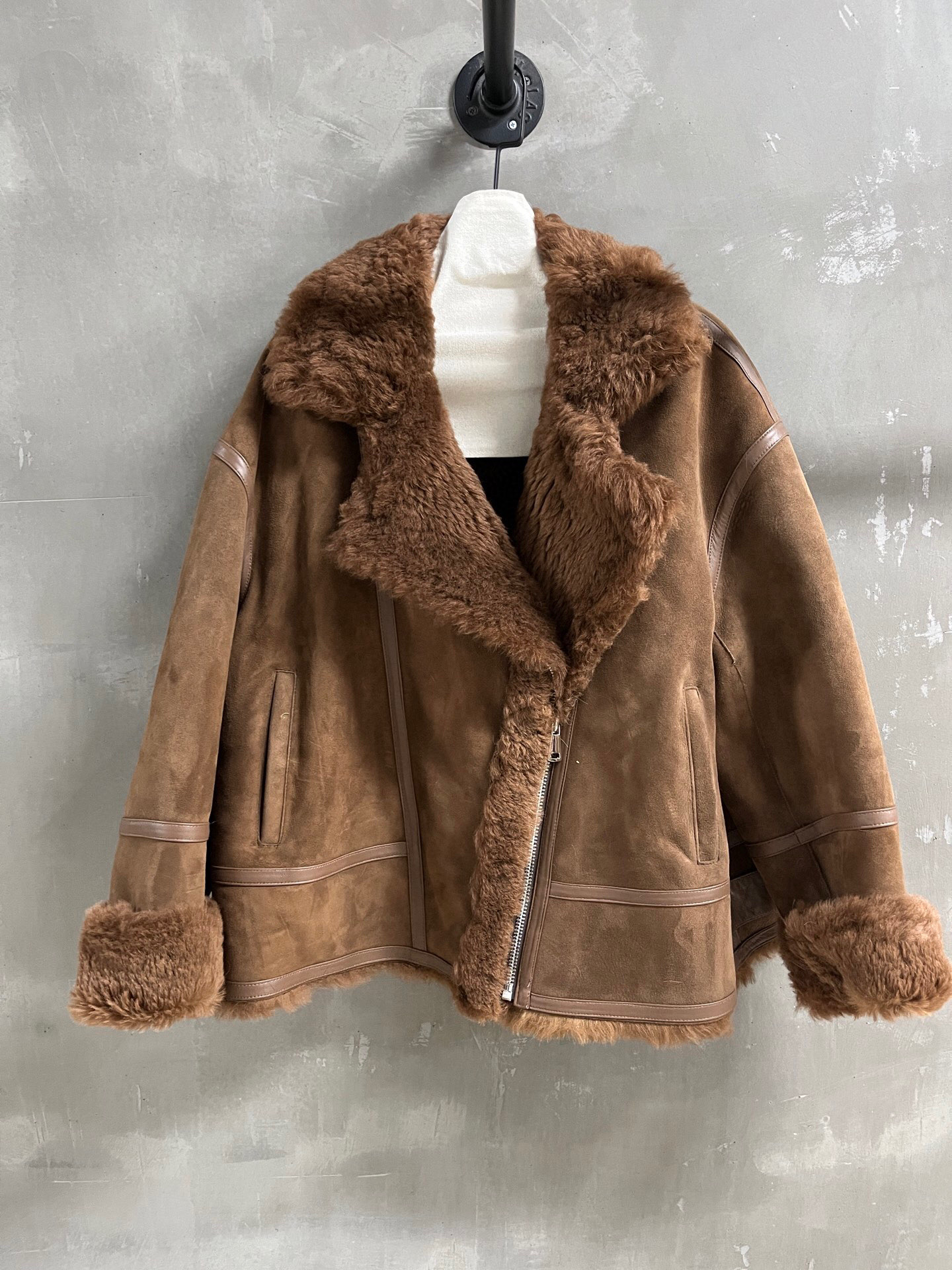 NO:700893,Special offer is here for Saint Laurent. Sheepskin one-piece, one-of-a-kind sample dress M1. Size M. Bust 124. Length 66. Shoulder width 62. Sleeve length 50. Special offer. No refunds, no exchanges, no free shipping. saint laurent, sheepskin,19860909特价福利来了圣罗兰 羊皮毛一体 孤品样衣M1 尺寸M码胸围124 衣长66 肩宽62 袖长50,特价 不退不换不包邮,saint laurent,sheepskin,,Women's clothing