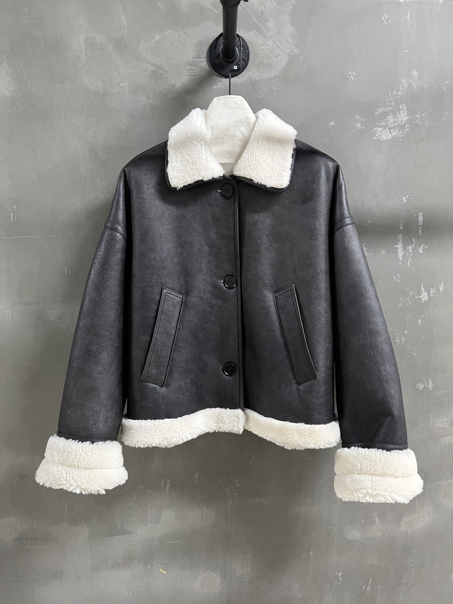 NO:700895,Special offer is here for Loewe sheepskin and fur one-piece unique sample garment M1, size M, bust 128, length 58, shoulder width 63, sleeve length 50, special offer, no return, no exchange, no free shipping, loewe, sheepskin,19860909特价福利来了罗意威 羊皮毛一体 孤品样衣M1 尺寸M码胸围128 衣长58 肩宽63 袖长50,特价 不退不换不包邮,loewe,sheepskin,,Women's clothing