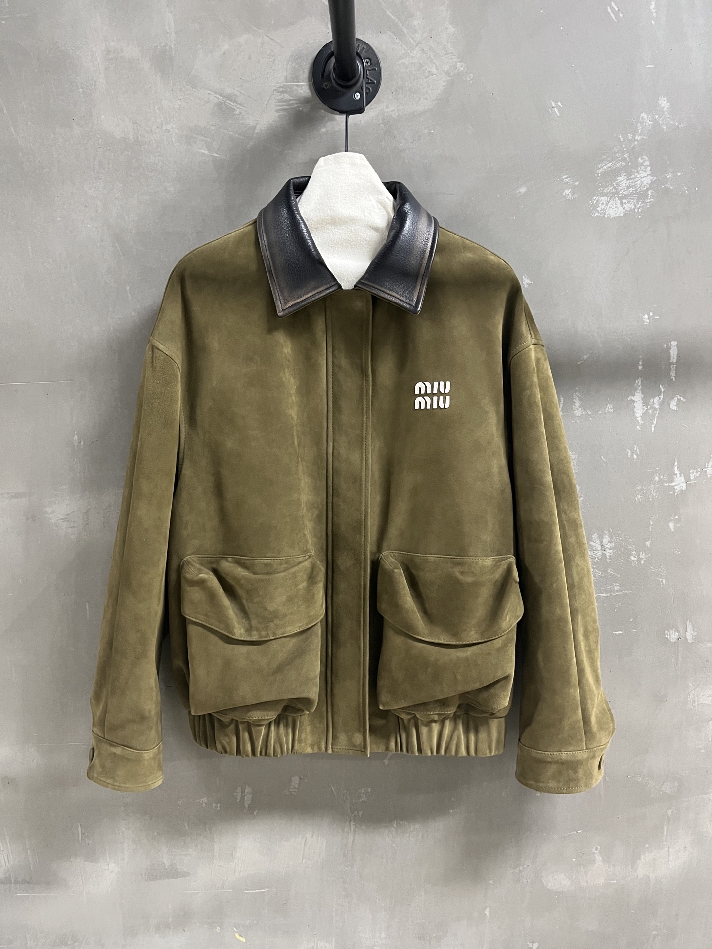 NO:700899,Special offer and benefits are here. Miu mixed sheepskin and goose down original sample garment M1, size M, bust 116, length 65, shoulder width 58, sleeve length 56, special price, no return, no exchange, no free shipping, miumiu, sheepskin,19860909特价福利来了Miu 混种羊皮鹅绒孤品样衣M1 尺寸M码胸围116 衣长65 肩宽58 袖长56,特价 不退不换不包邮,miumiu,sheepskin,,Women's clothing