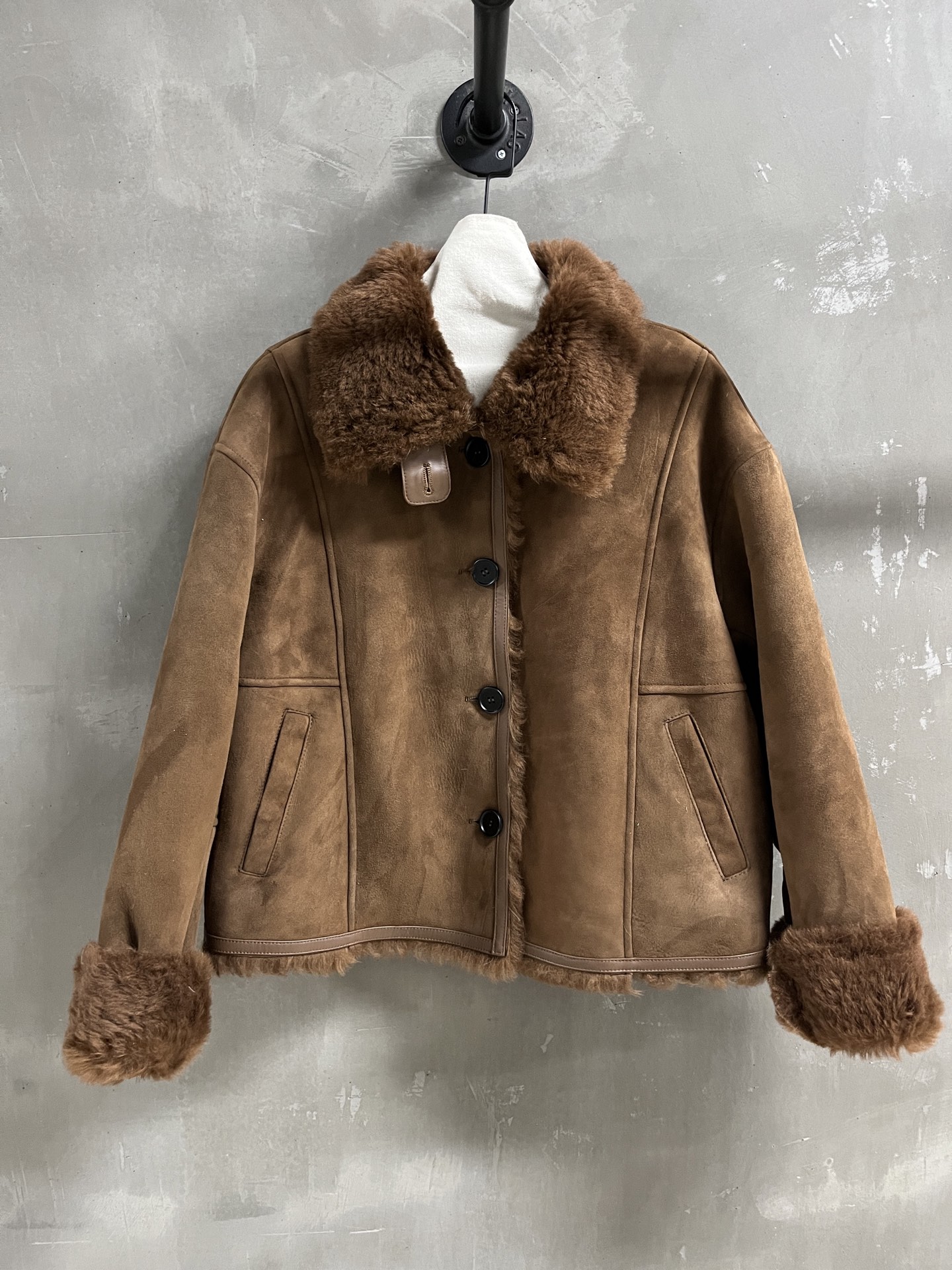 NO:700901,Special offer is here for Loewe sheepskin and fur one-piece unique sample garment M1, size M, bust 116, length 58, shoulder width 58, sleeve length 50, special offer, no return, no exchange, no free shipping, loewe, sheepskin,19860909特价福利来了罗意威 羊皮毛一体 孤品样衣M1 尺寸M码胸围116 衣长58 肩宽58 袖长50,特价 不退不换不包邮,loewe,sheepskin,,Women's clothing