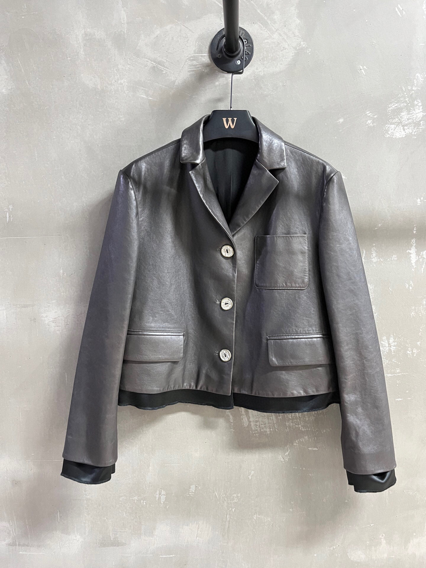 NO:700898,Here comes the special offer of Miu vegetable tanned sheepskin sample garment M1, size M, bust 102, length 50, shoulder width 42, sleeve length 59, special offer, no return, no exchange, no free shipping, miumiu, sheepskin,19860909特价福利来了Miu 植鞣羊皮 孤品样衣M1 尺寸M码胸围102 衣长50肩宽42袖长59,特价 不退不换不包邮,miumiu,sheepskin,,Women's clothing