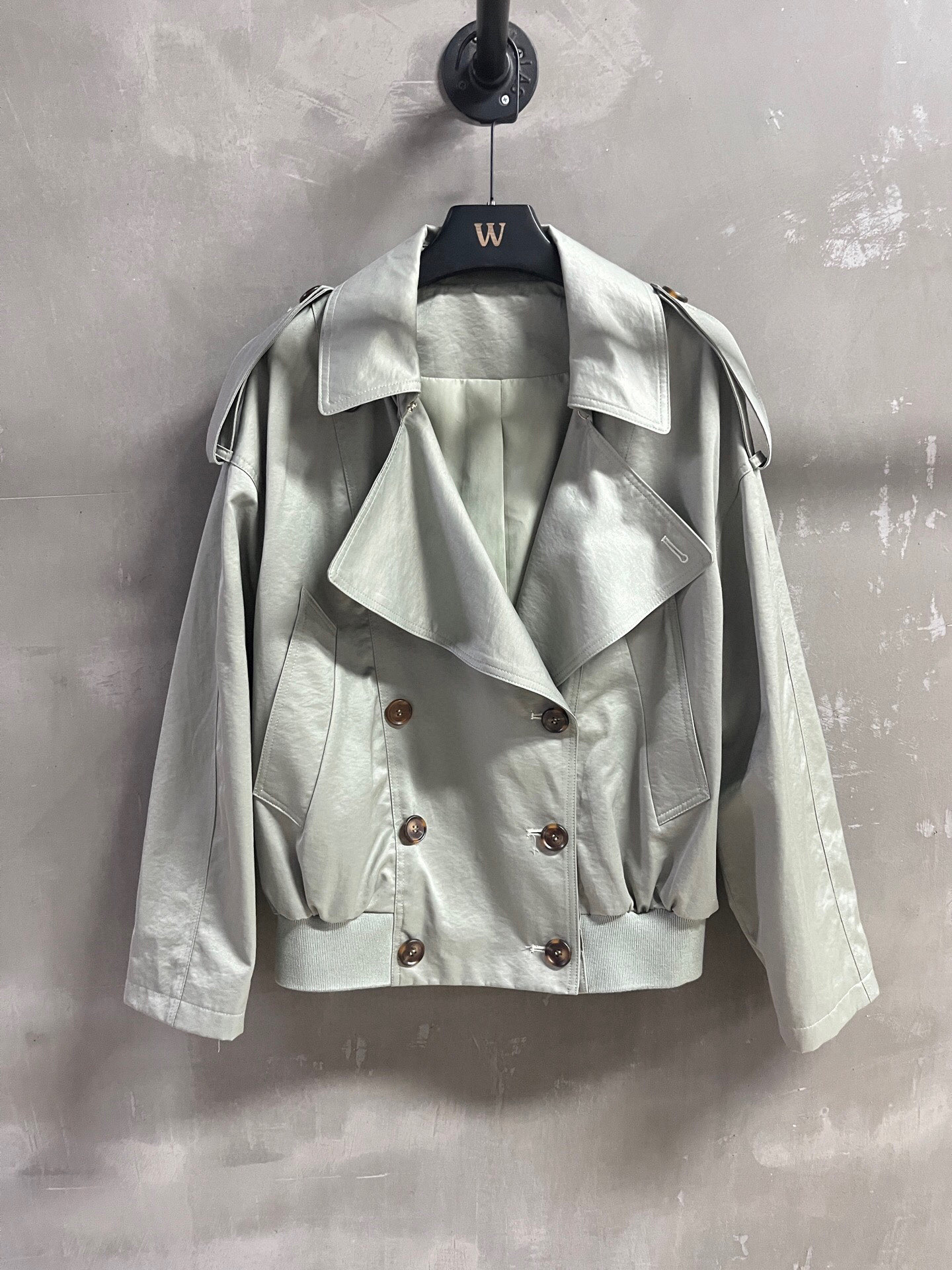 NO:700905,Special offer and benefits are coming from Loewe. Orphan fabric sample garment M1. Size M. Bust 124. Clothes length 62. Shoulder width 61. Sleeve length 49. Special offer. No refunds, no exchanges, no free shipping, loewe,19860909特价福利来了罗意威 布装孤品样衣M1 尺寸M码胸围124衣长62 肩宽61 袖长49,特价 不退不换不包邮,loewe,,Women's clothing